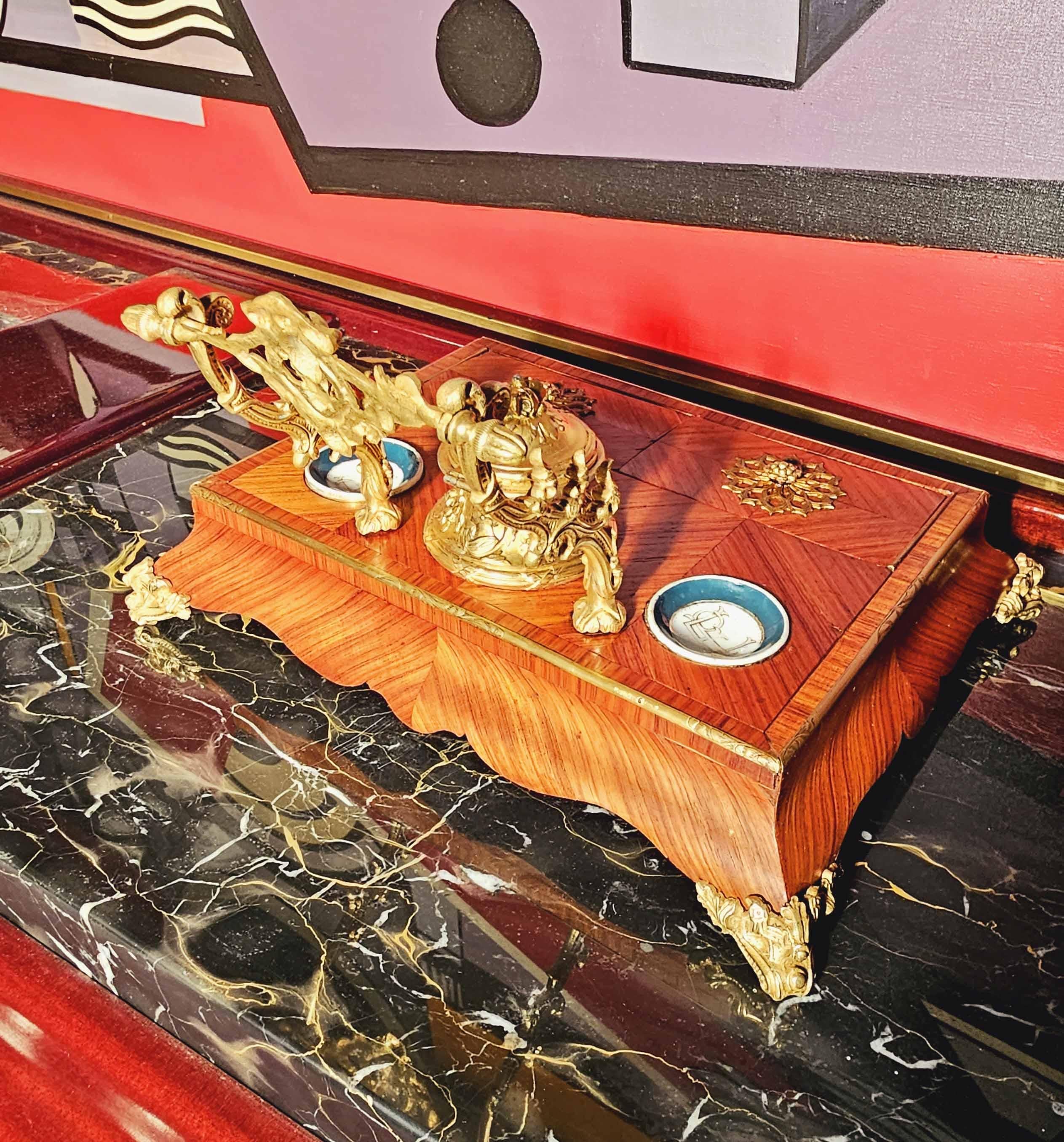 Napoleon III. Tintenfass-Schreibkasten aus Rosenholzporzellan und vergoldeter Bronze (Europäisch) im Angebot