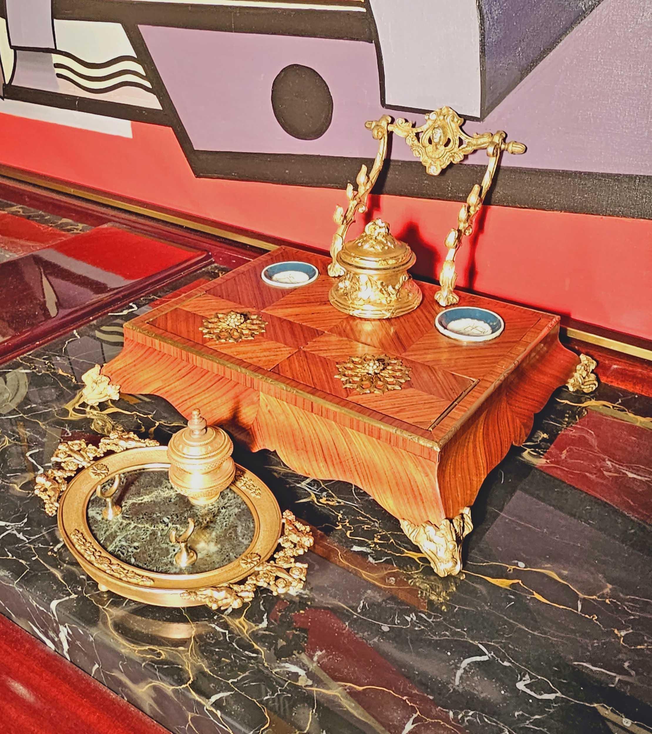 Napoleon III. Tintenfass-Schreibkasten aus Rosenholzporzellan und vergoldeter Bronze im Zustand „Gut“ im Angebot in CHALON-SUR-SAÔNE, FR