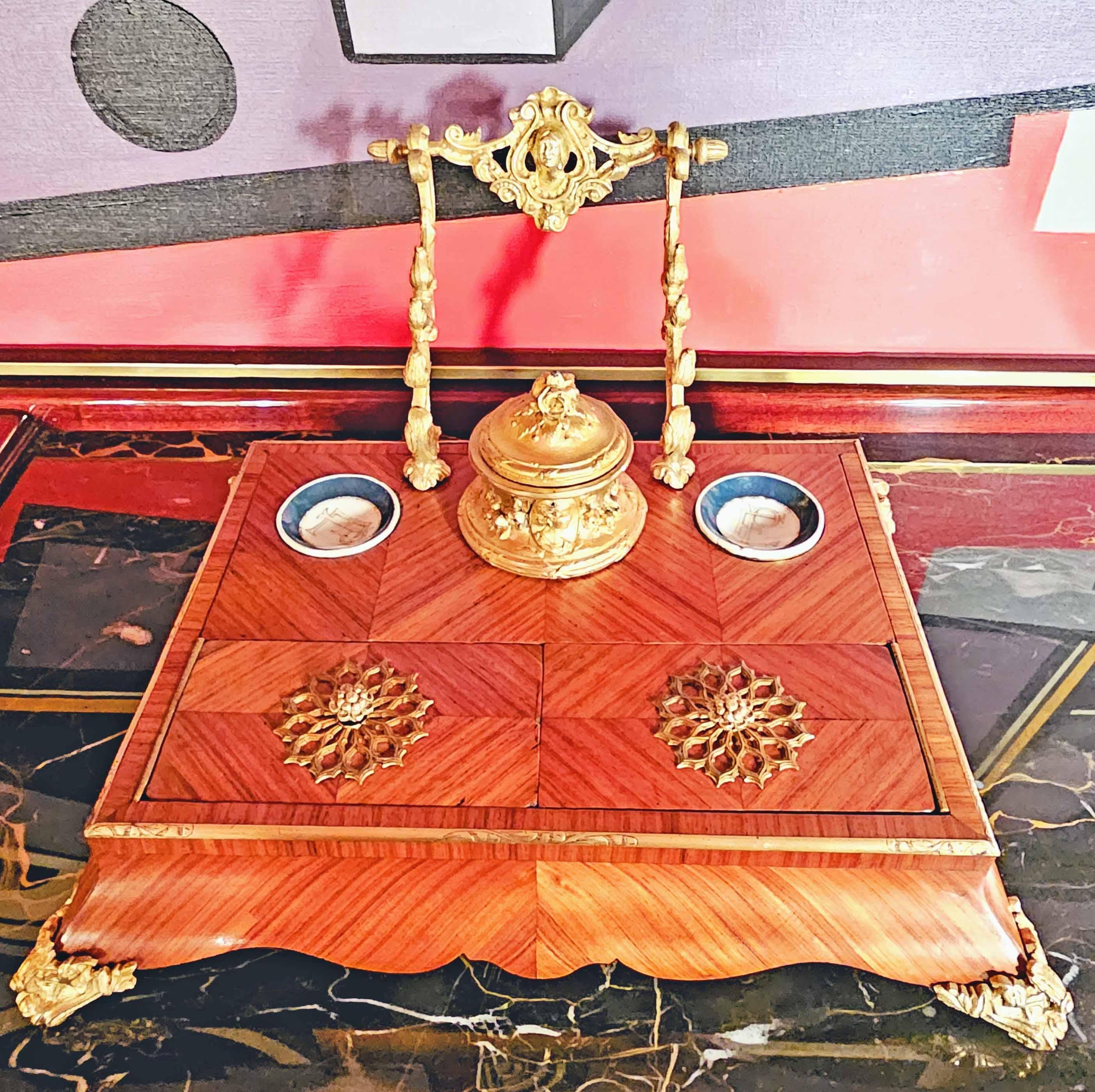 Napoleon III. Tintenfass-Schreibkasten aus Rosenholzporzellan und vergoldeter Bronze im Angebot 2
