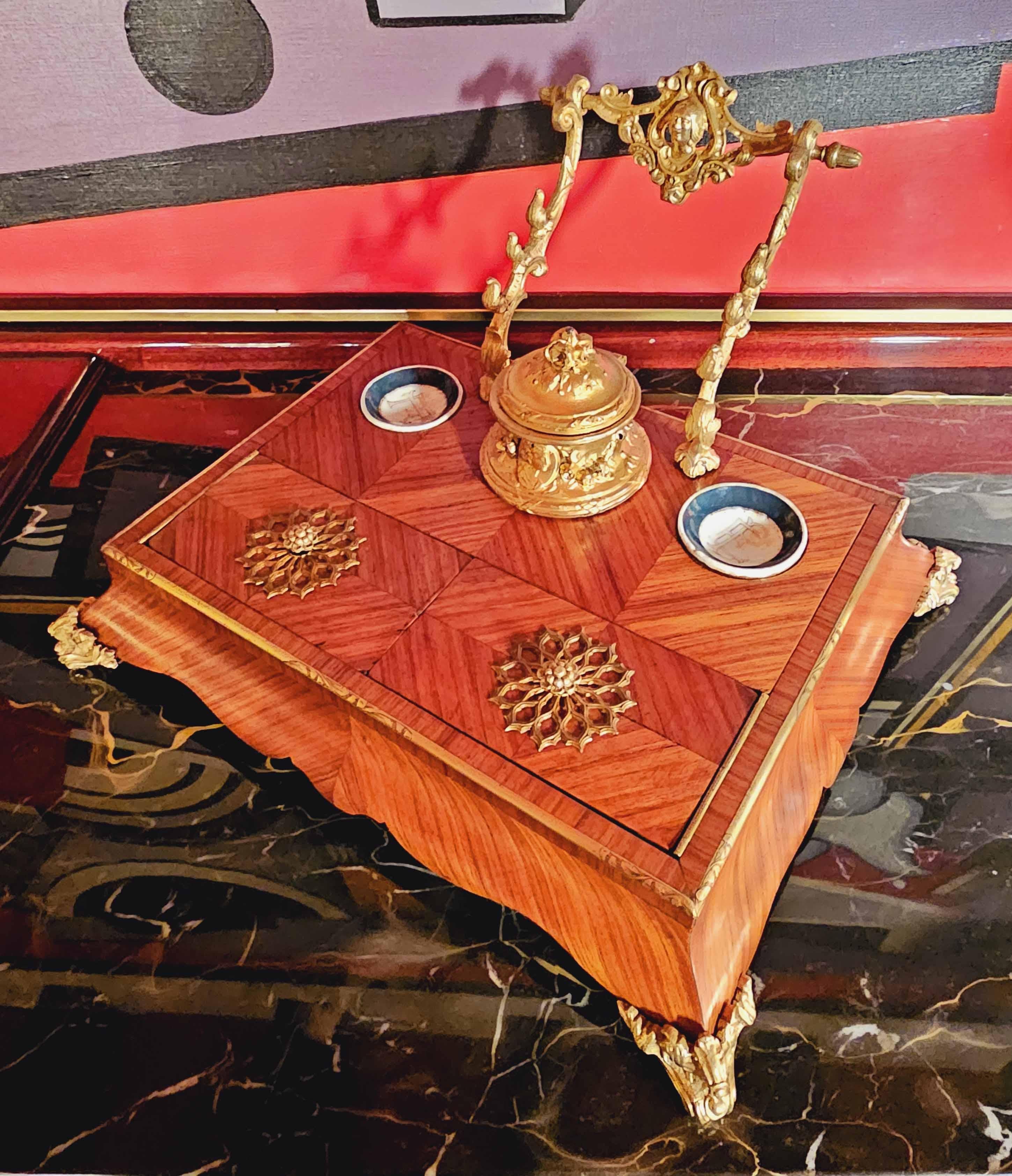 Napoleon III. Tintenfass-Schreibkasten aus Rosenholzporzellan und vergoldeter Bronze im Angebot 3
