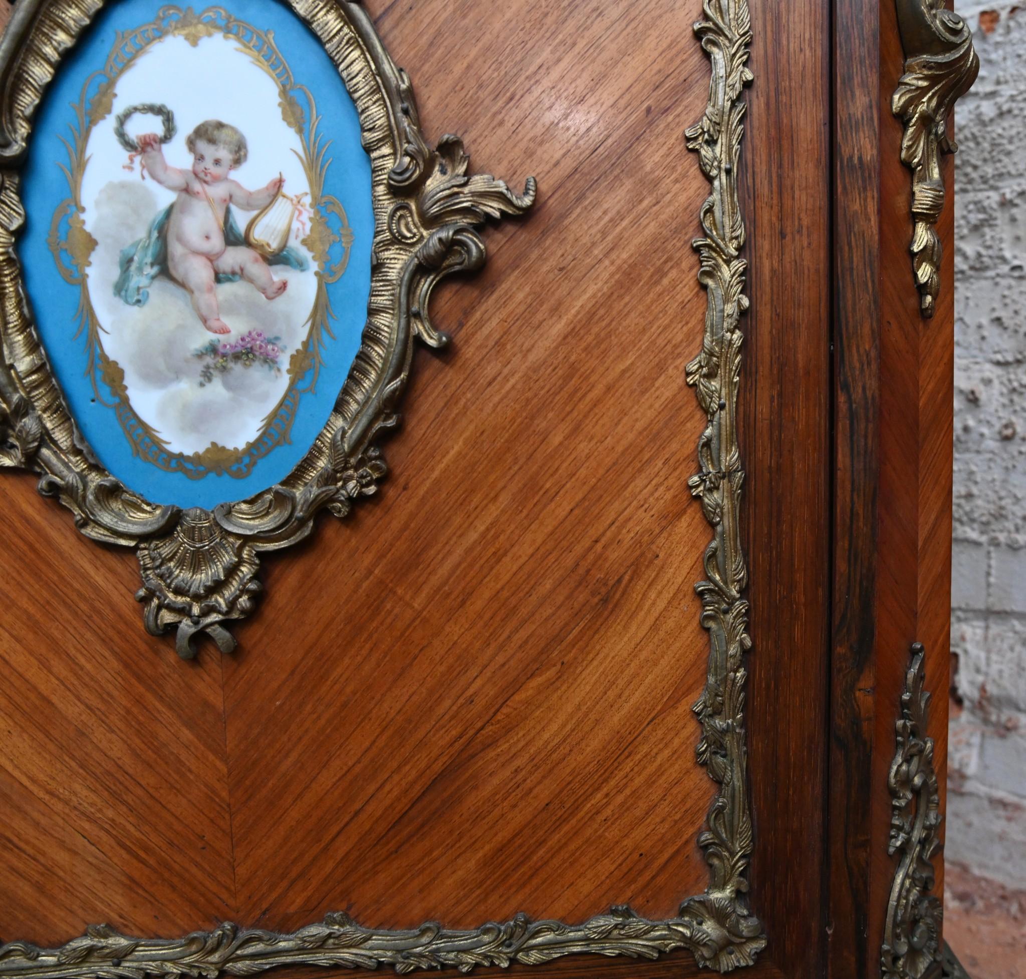 Gabinetto di Napoleone III in legno di rena Sèvres con placche 1860 in vendita 5