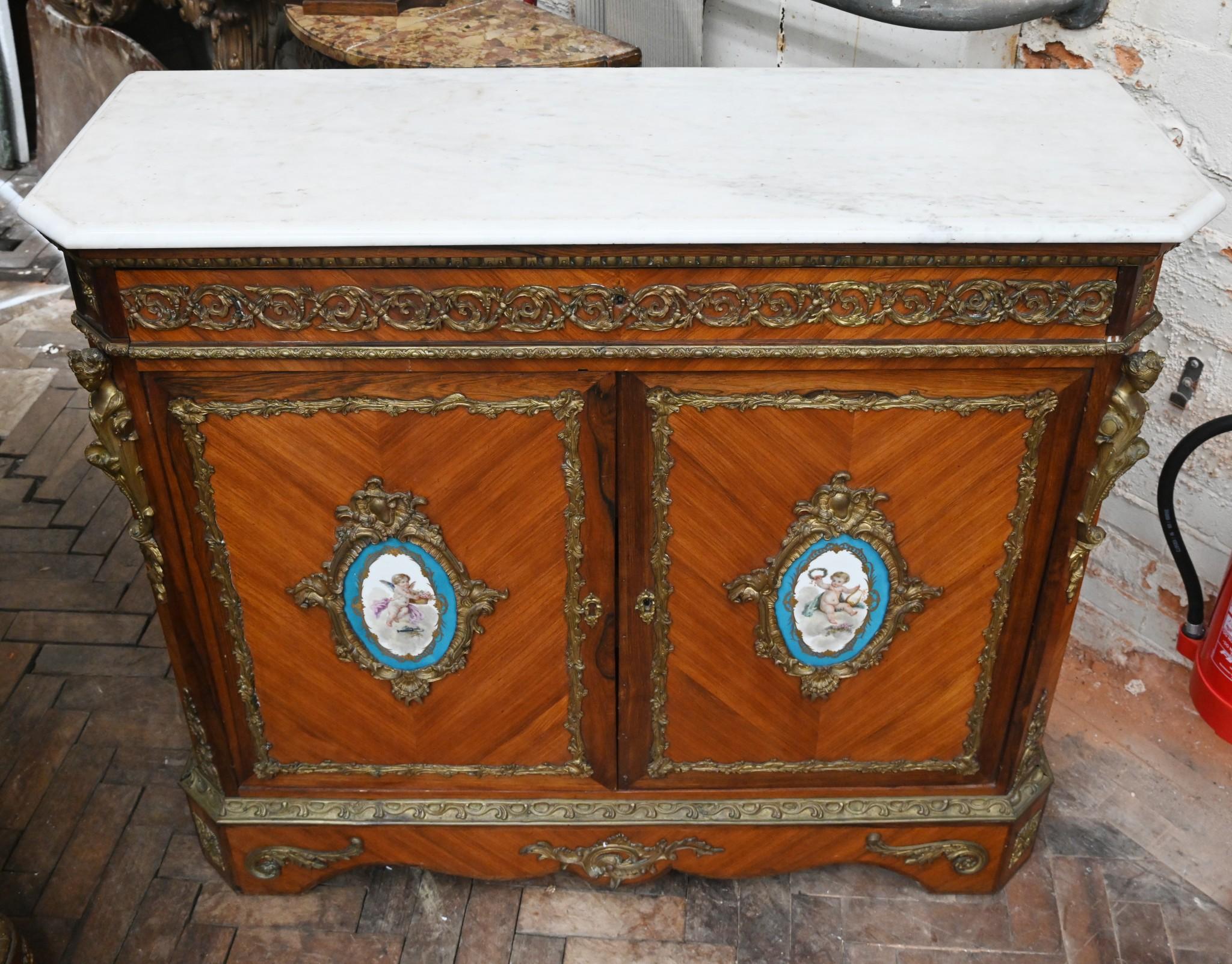 Gabinetto di Napoleone III in legno di rena Sèvres con placche 1860 in vendita 12