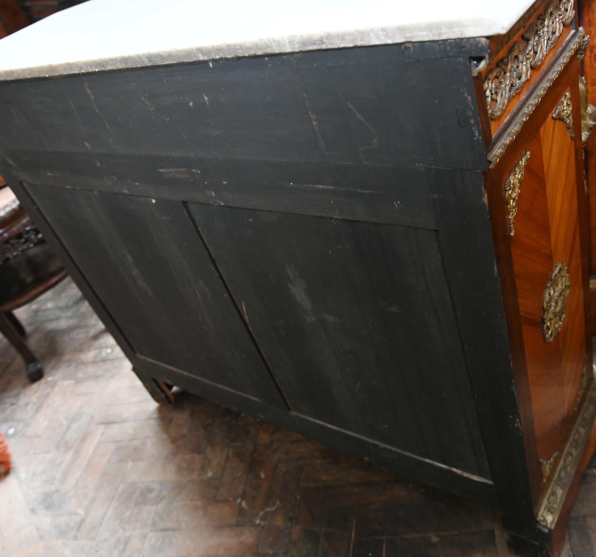 La datazione risale al 1860 circa
Piatti in porcellana di Sèvres con putti dipinti a mano.
Il piano in marmo bianco è liscio e senza schegge
Due ante si aprono per rivelare tre cassetti che si aprono a scorrimento.
Un pezzo di alta gamma e tutti gli