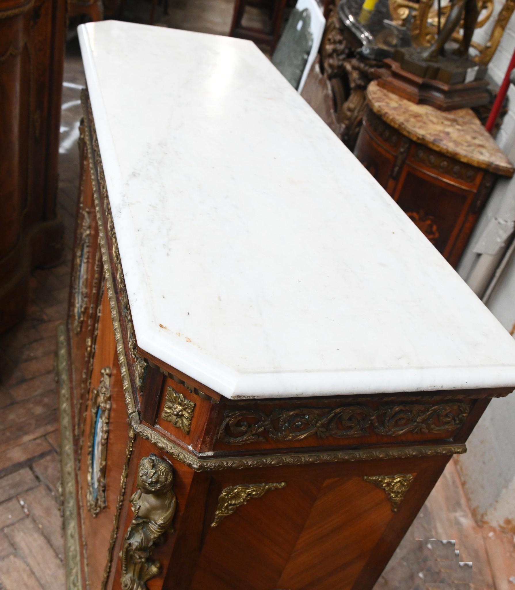 Metà XIX secolo Gabinetto di Napoleone III in legno di rena Sèvres con placche 1860 in vendita