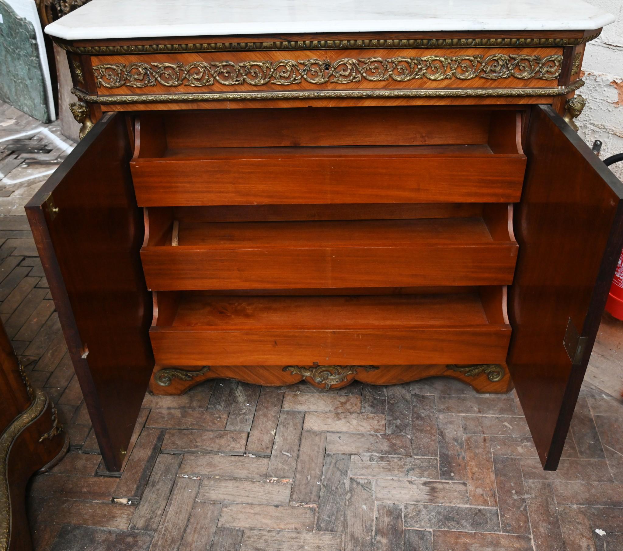Palissandro Gabinetto di Napoleone III in legno di rena Sèvres con placche 1860 in vendita