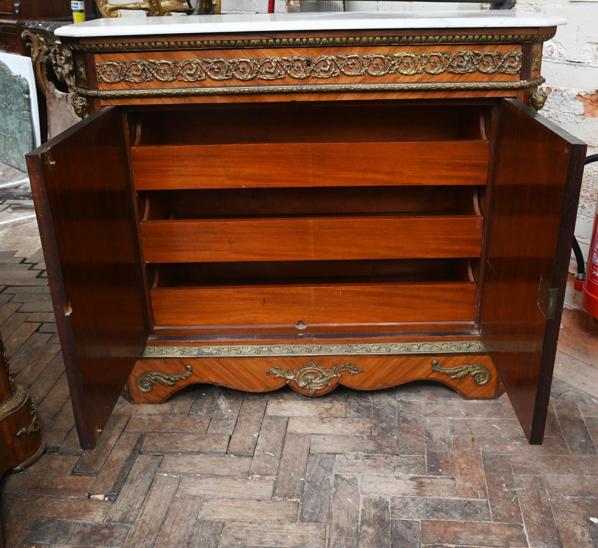 Gabinetto di Napoleone III in legno di rena Sèvres con placche 1860 in vendita 2