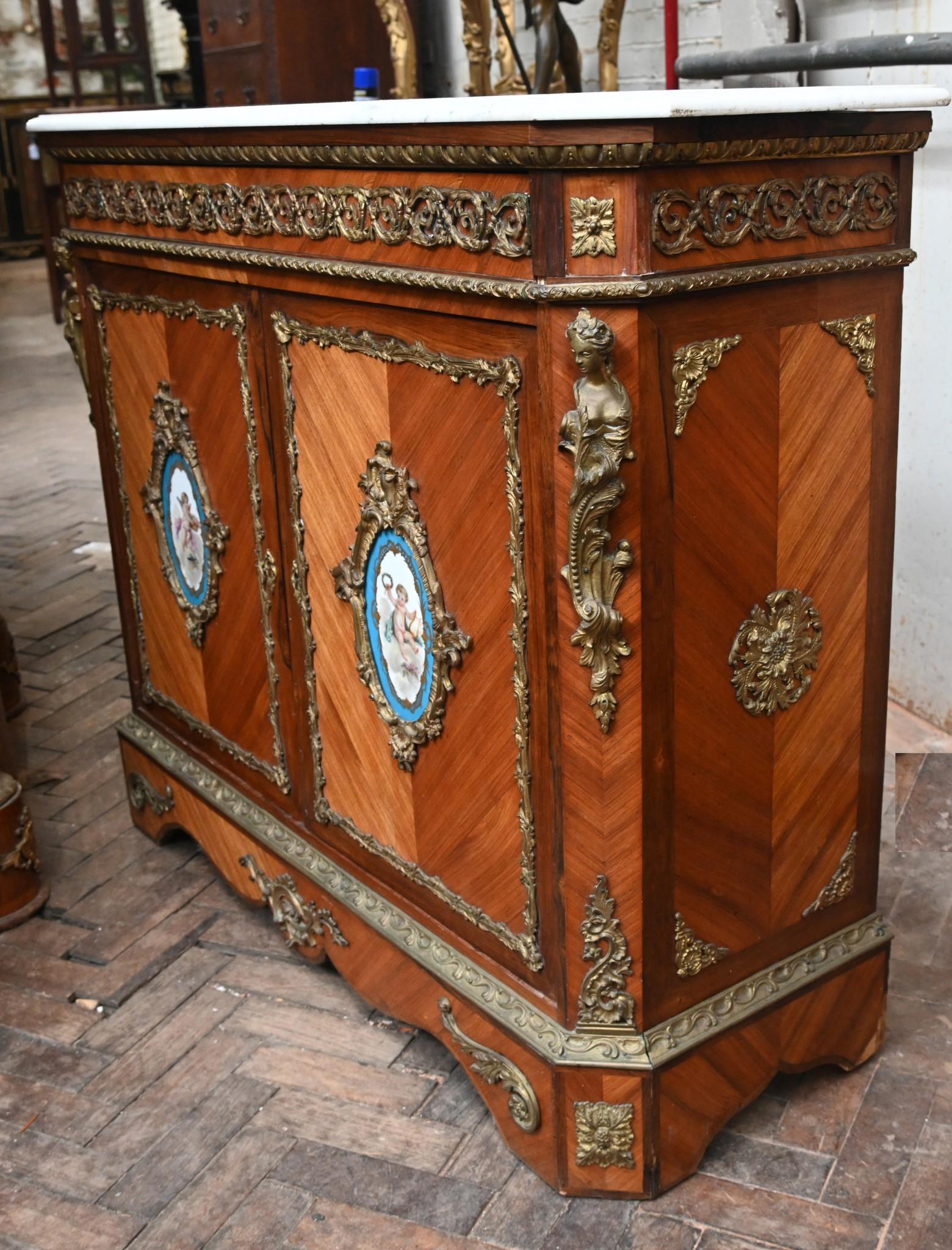 Gabinetto di Napoleone III in legno di rena Sèvres con placche 1860 in vendita 3