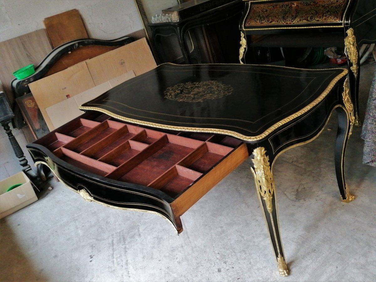 Elegant large Louis XV style, Napoleon III period desk with curved legs, blackened wood veneer with Boulle style marquetry with brass threads and large central cartridge. With ornaments of gilded bronze and a rare large compartmentalized drawer in