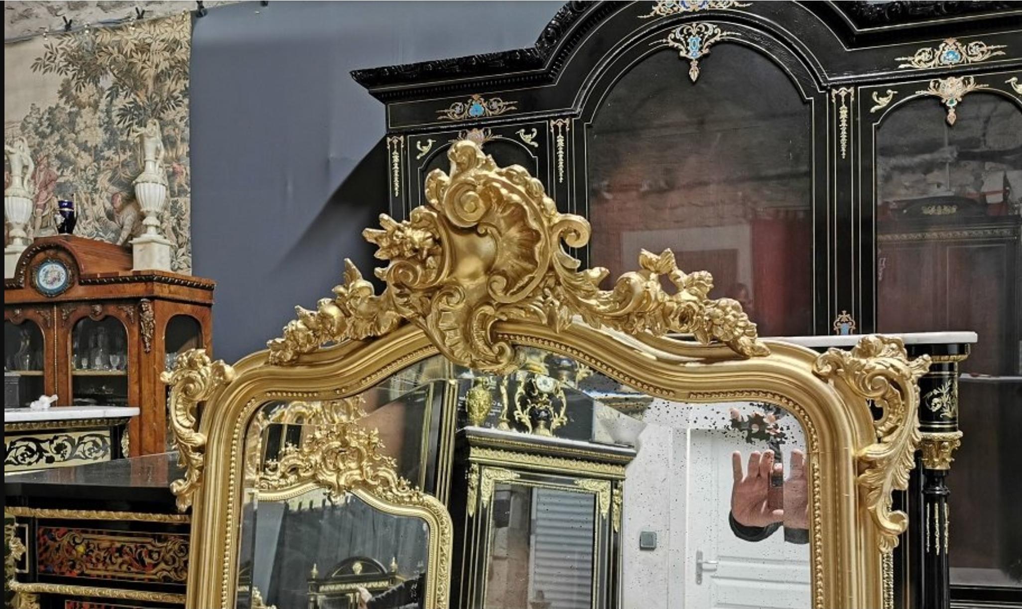 Elegant Napoleon III large giltwood and stucco wall mirror.
France, 19th century, in a good general condition.