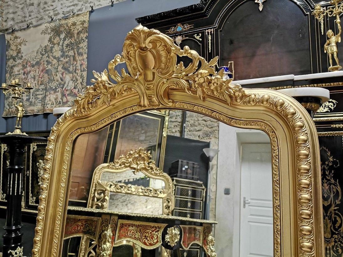Napoleon III large mirror in giltwood and gilded stucco, elegant decor with decorated pediment.
France, 19th century, in a very good general condition.