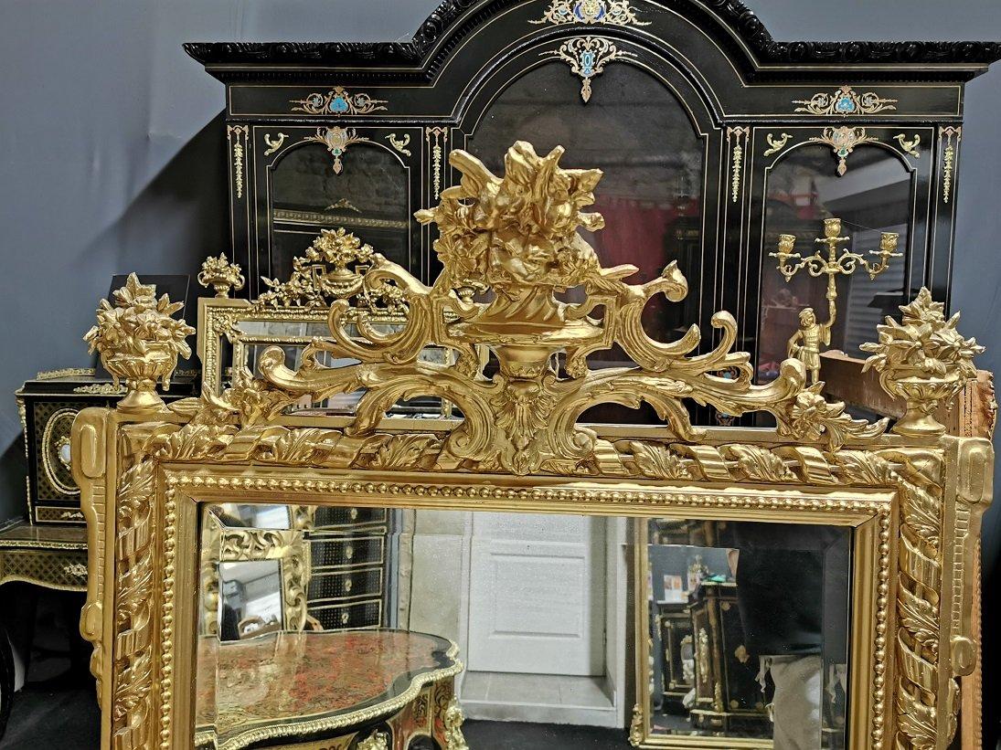 Napoleon III Large mirror with glazing bead, in giltwood and gilt stucco, beautiful details with richly decorated pediment.
France, 19th century, in a very good general condition.