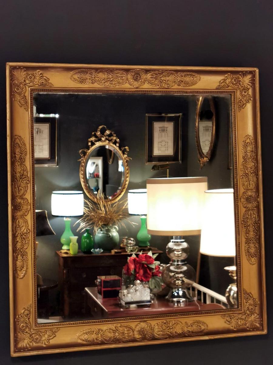 We kindly suggest you read the whole description, because with it we try to give you detailed technical and historical information to guarantee the authenticity of our objects.
Elegant rectangular wooden frame with mercury mirror; the frame was
