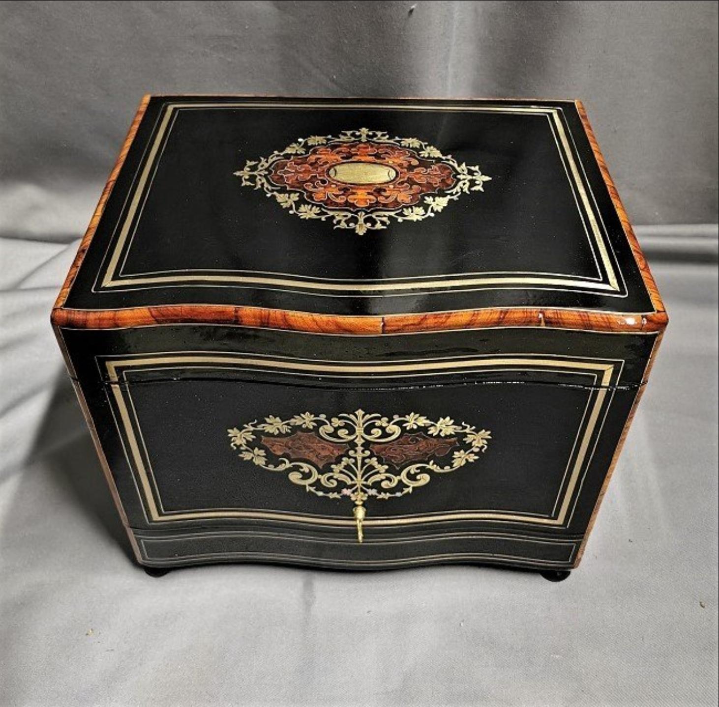 Napoleon III liquor cellar in Boulle style marquetry made in fruitwood, brass and tin marquetry in a blackened pearwood base. Beautiful cartridges on the hood and the front. Interior with a removable servant garnished with 4 decanters and 16
