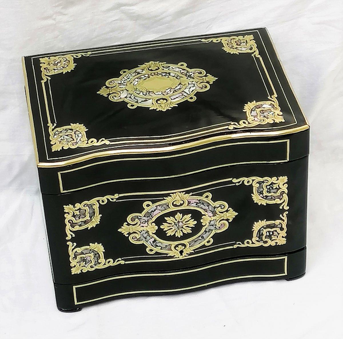 Napoleon III liquor cellar in Boulle style marquetry made in blackened fruitwood with marquetry inlays and brass cartridges and mother of pearl.
Servant in mahogany and bronze which offers a liqueur service in Baccarat crystal model Harcourt arched
