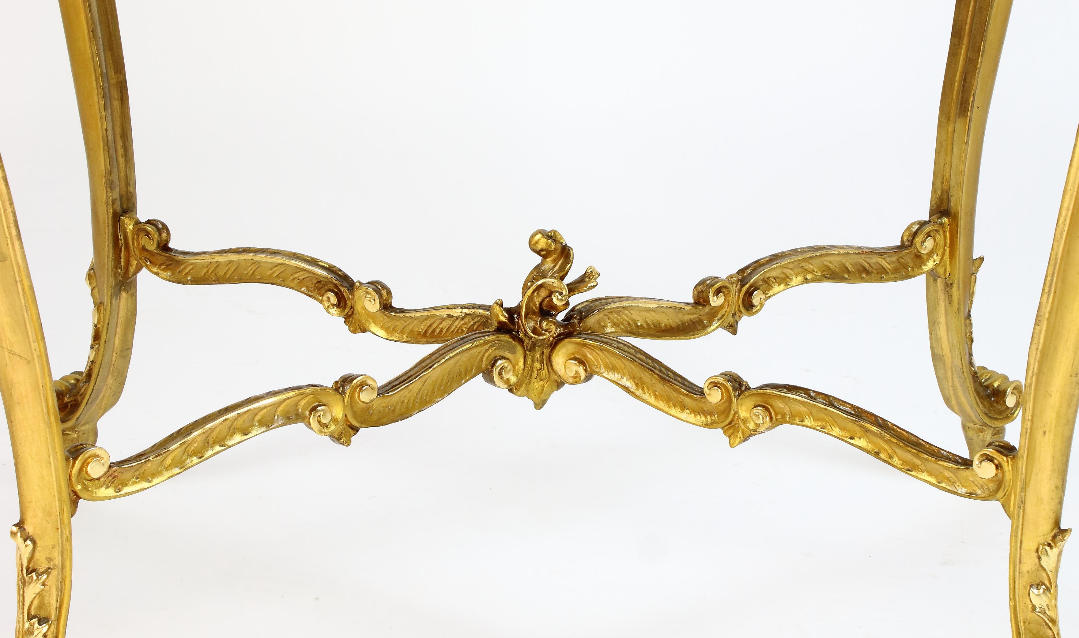 Milieu du XIXe siècle Table centrale à dessert en bois doré de style Louis XV avec plateau en scagliola de style Napoléon III en vente