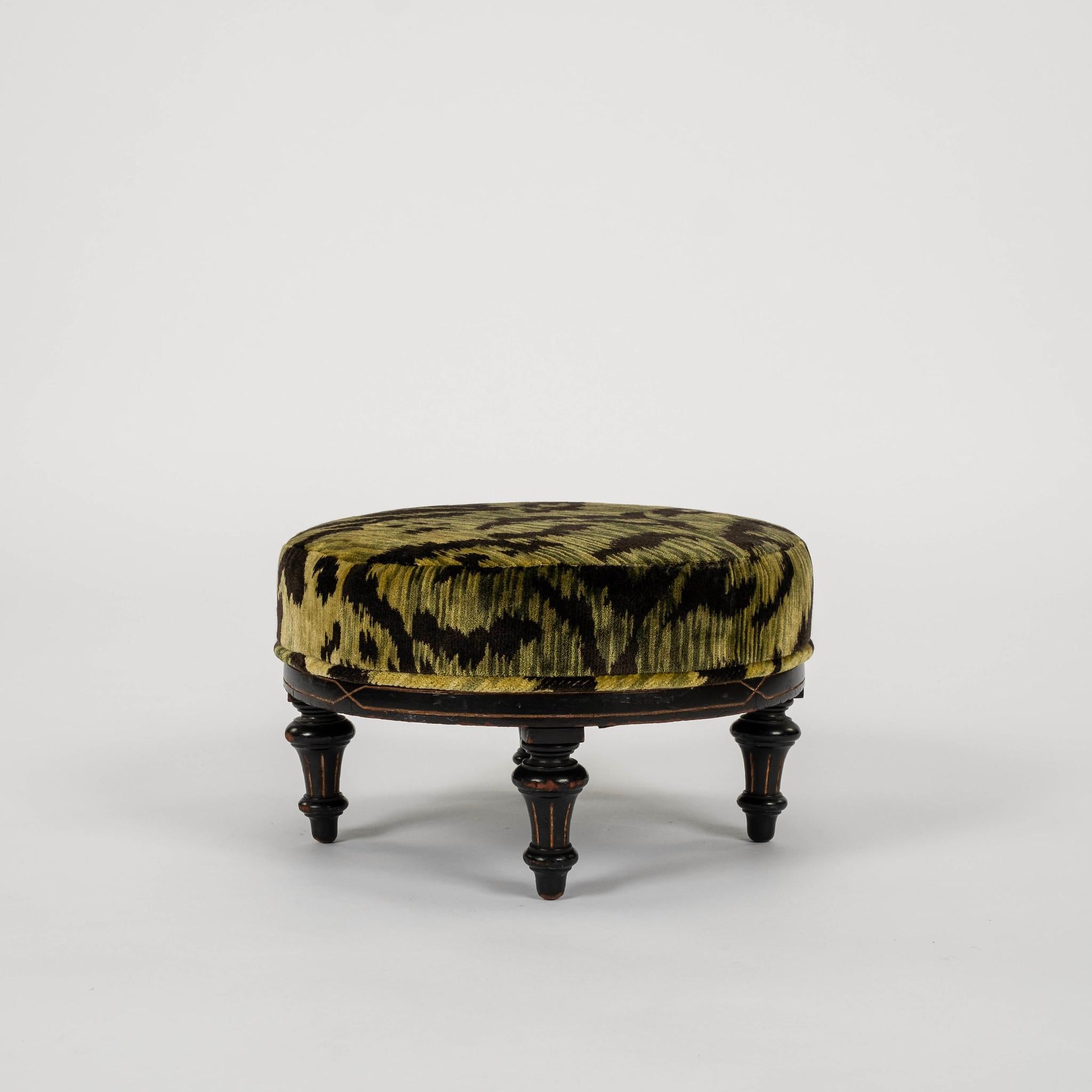 Reposapiés de madera incisa ebonizada Napoleón III del siglo XIX, recién tapizado en terciopelo verde Luigi Bevilacqua Velluto Tigre.