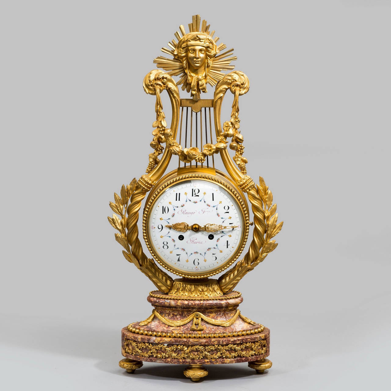 Eine hervorragende Napoleon-III-Lyra-Uhr von 'Raingo Press, Paris' mit einem exquisit gemalten Emaille-Zifferblatt und fein gegossenen Ormolu-Zeigern in Form einer Lyra. Das Uhrwerk ist mit 