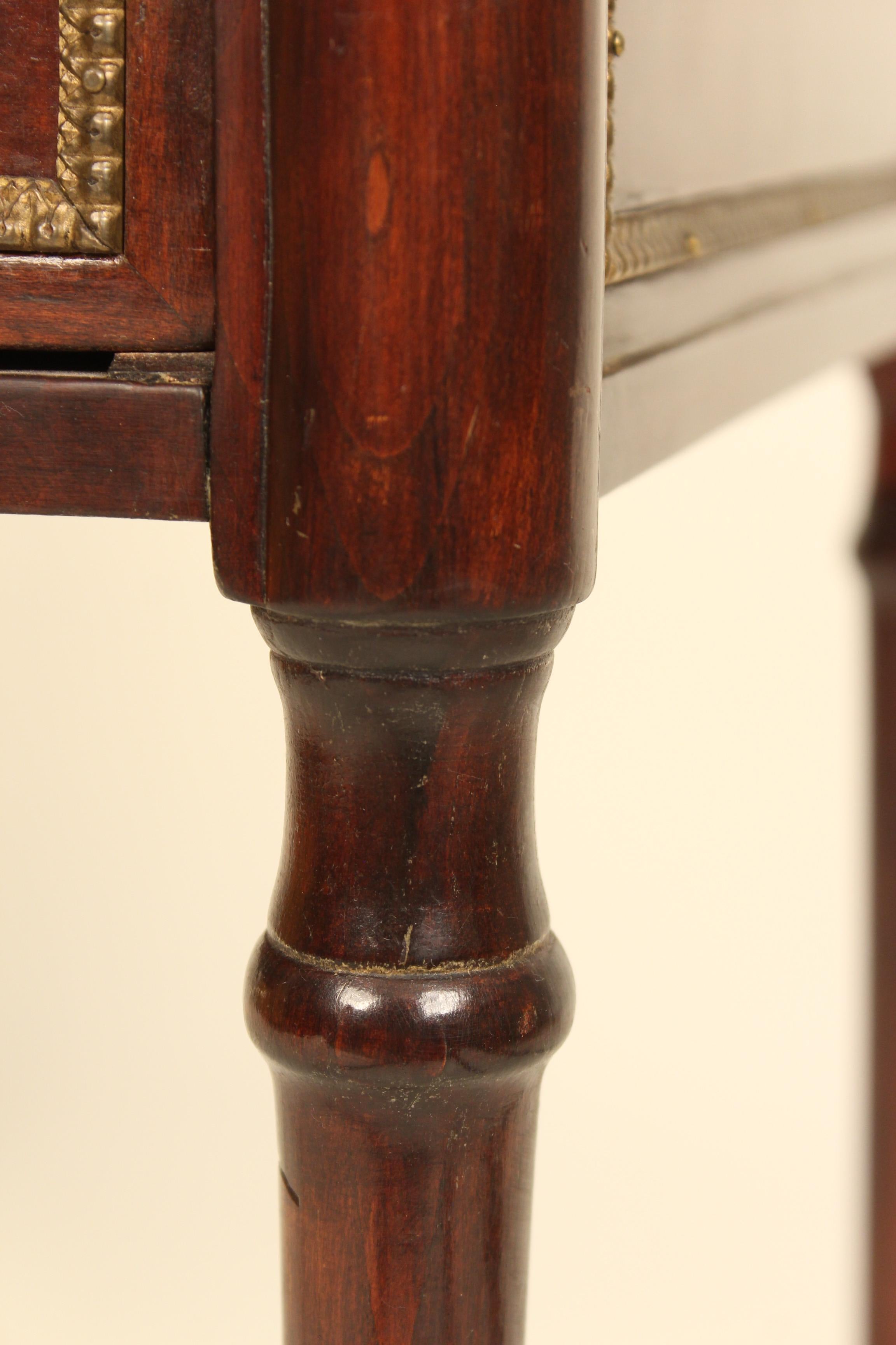 Table d'appoint Napoléon III en acajou et bronze doré en vente 7