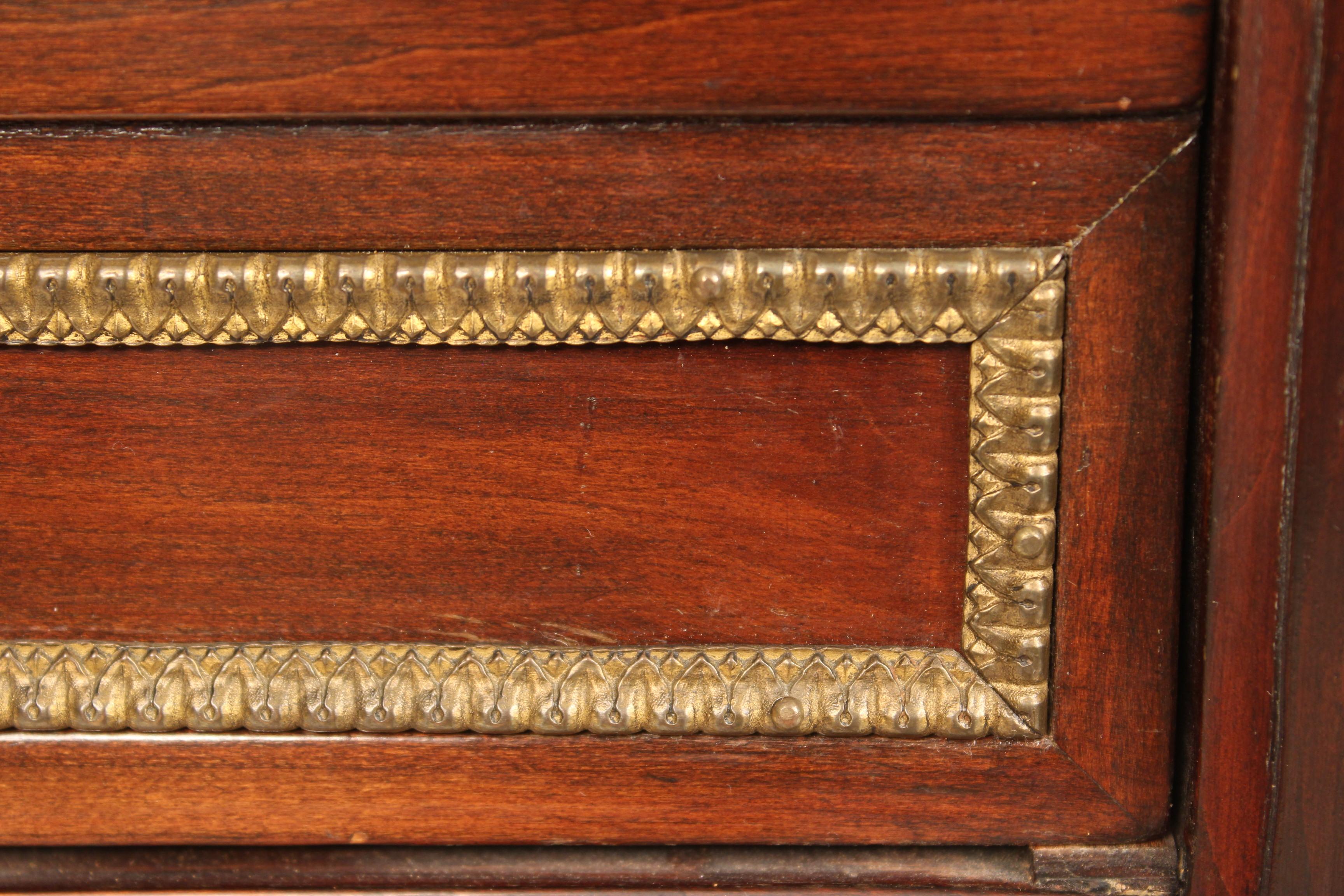 Beistelltisch aus Mahagoni und vergoldeter Bronze aus der Zeit Napoleons III. im Angebot 3