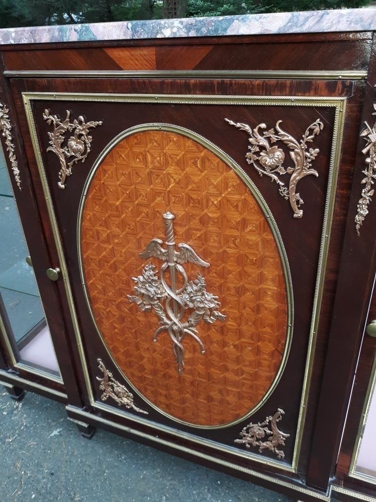 Bücherregal-Schrank aus Mahagoni und Goldbronze im Stil von Napoleon III. im Zustand „Gut“ in Lambertville, NJ