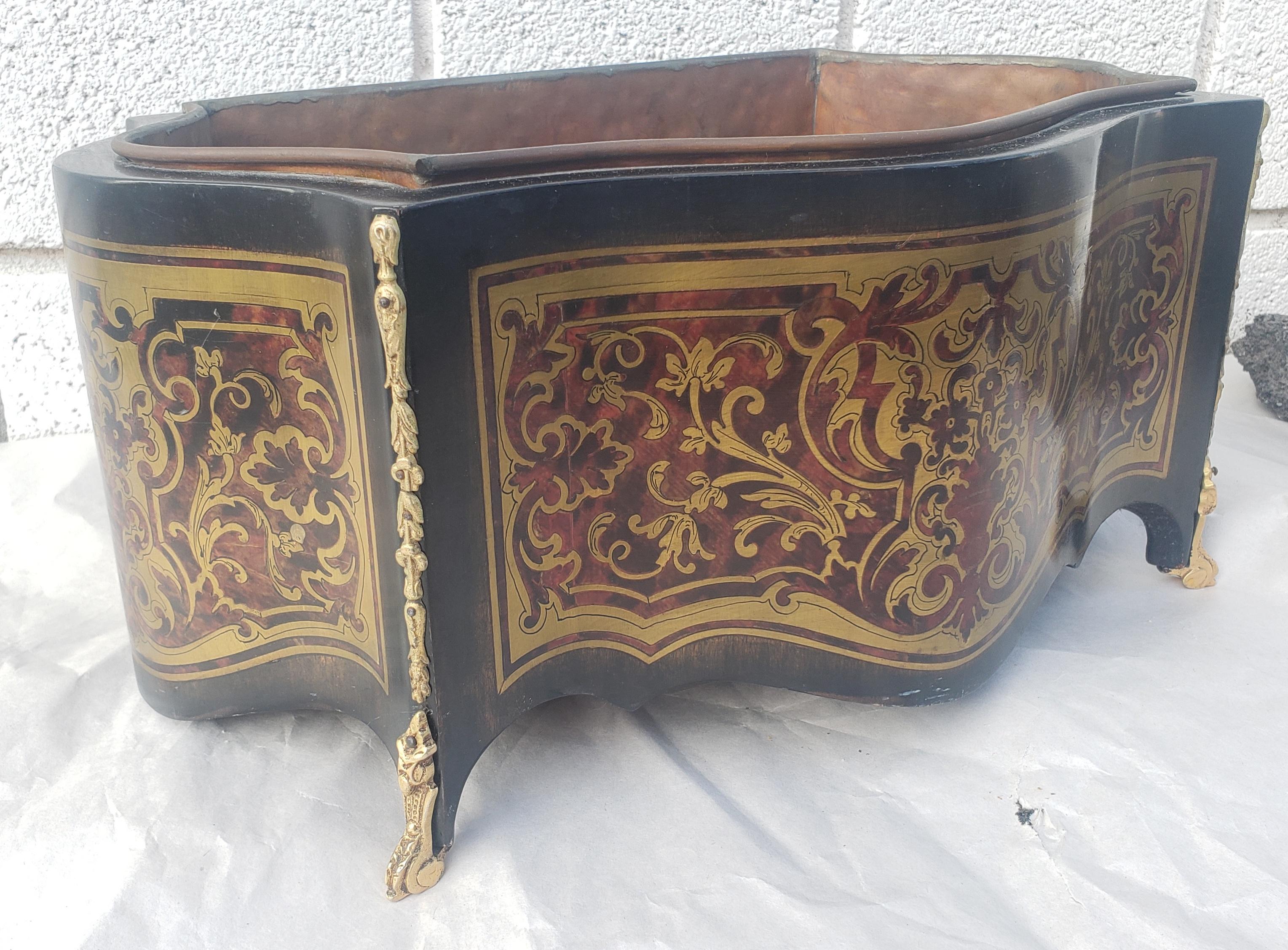 Napoleon III Mahogany Marquetry Style Decorated and Copper Liner Jardiniere In Good Condition For Sale In Germantown, MD
