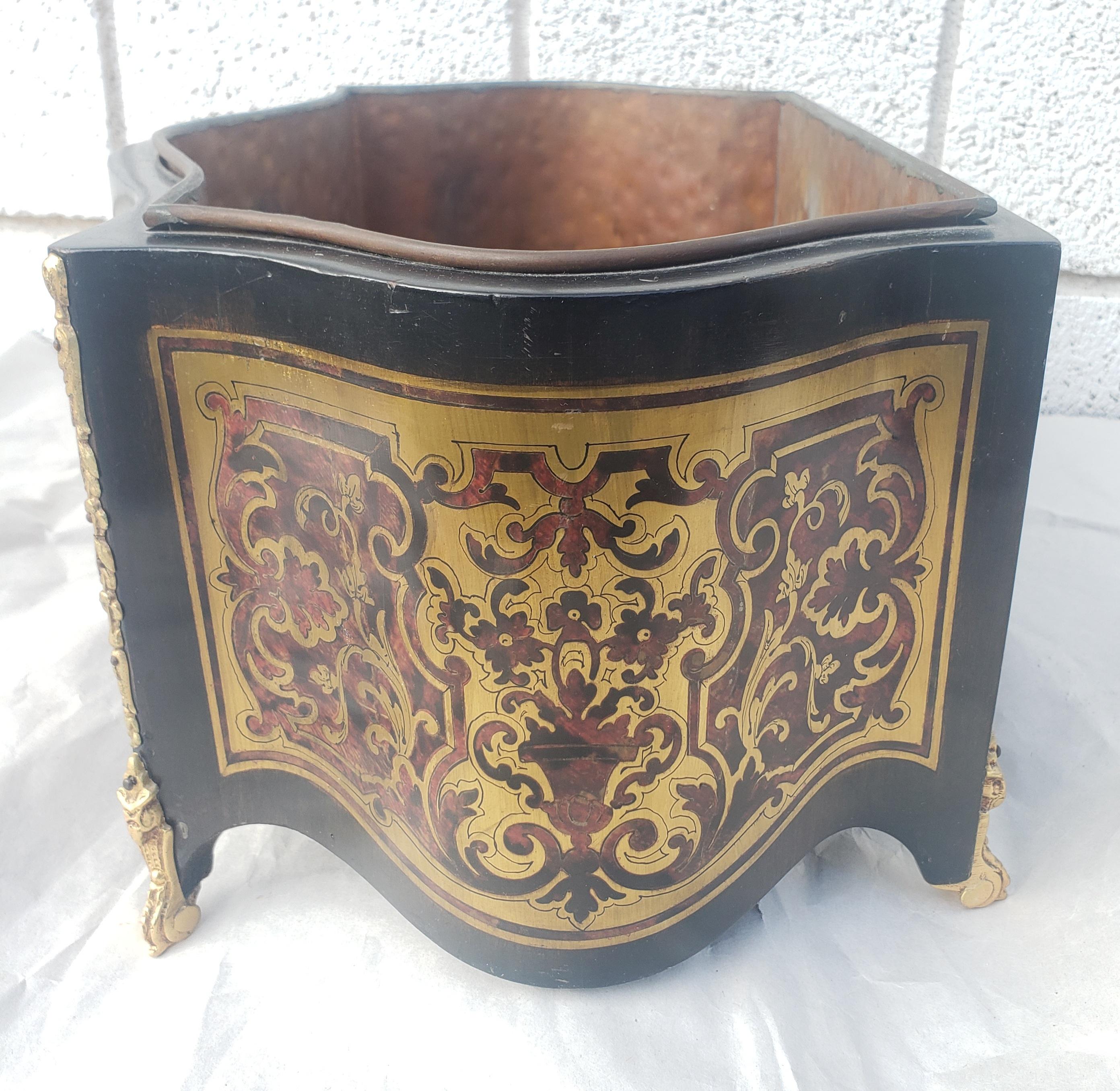 XX secolo Jardiniere Napoleone III in mogano decorato a intarsio e con rivestimento in rame in vendita