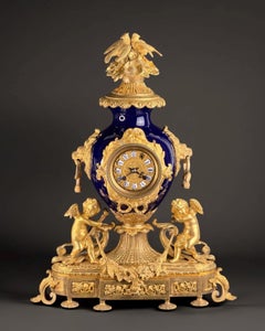 Napoleon III Kaminsimsuhr aus Bleu de Sèvres Porzellan und ziseliertem Ormolu