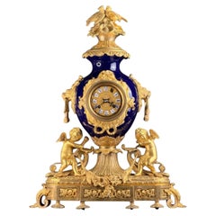 Napoleon III Kaminsimsuhr aus Bleu de Sèvres Porzellan und ziseliertem Ormolu