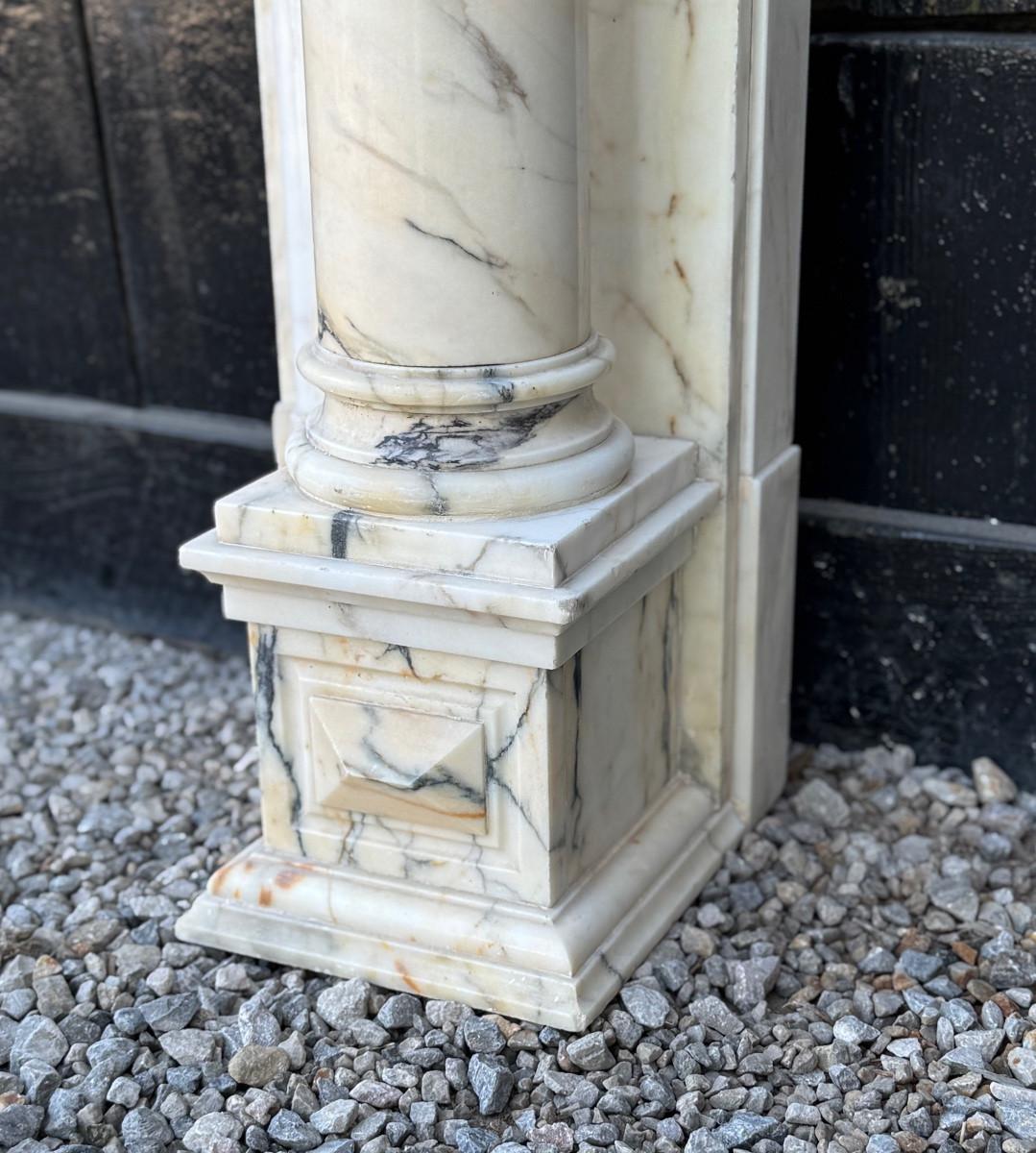 Repisa Napoleón III de mármol de Paonazzo, cartela de mármol blanco estatuario en venta 5