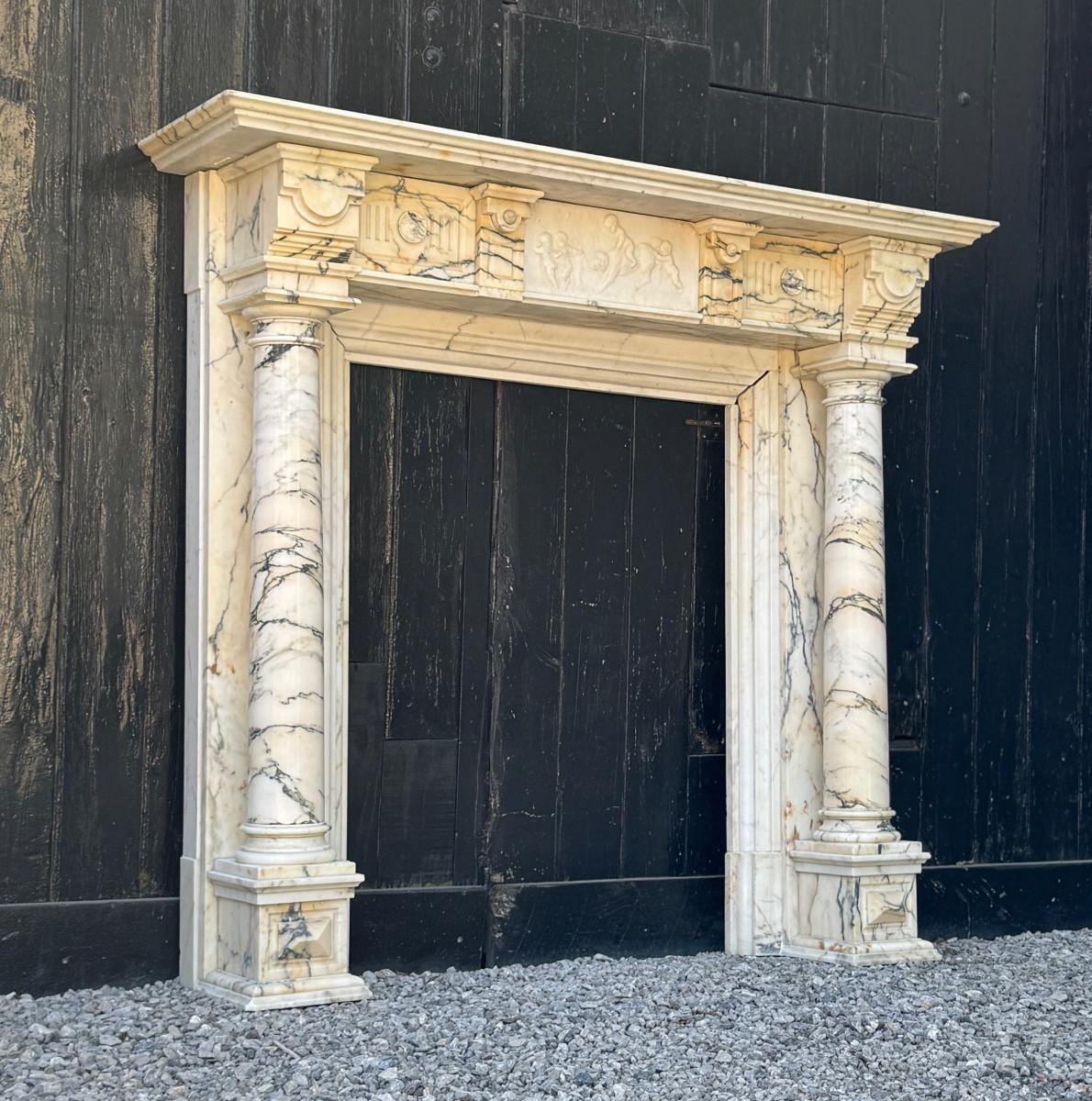 Repisa Napoleón III de mármol de Paonazzo, cartela de mármol blanco estatuario en venta 6