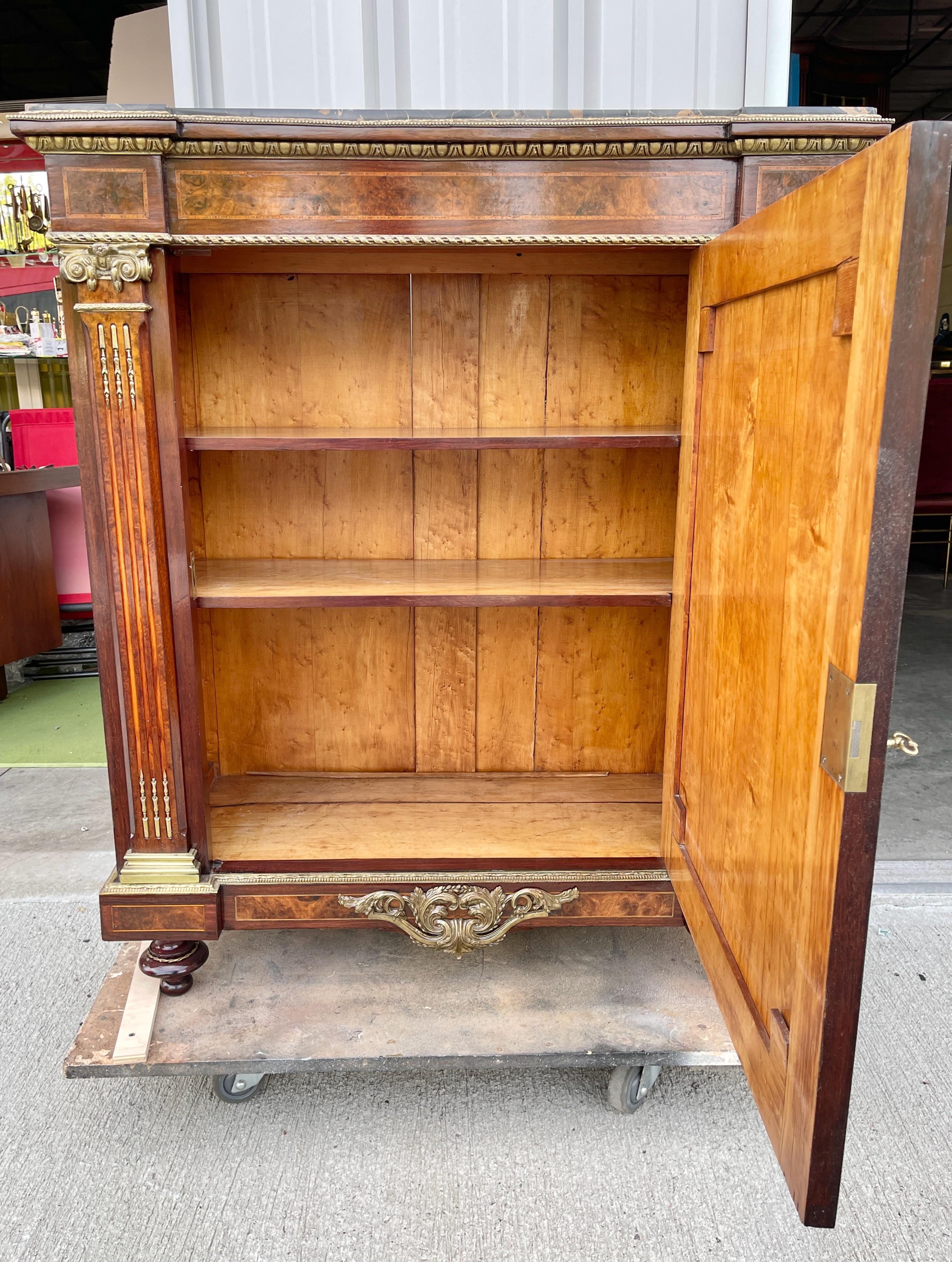 Buffet Napoléon III à plateau de marbre et marqueterie en vente 3