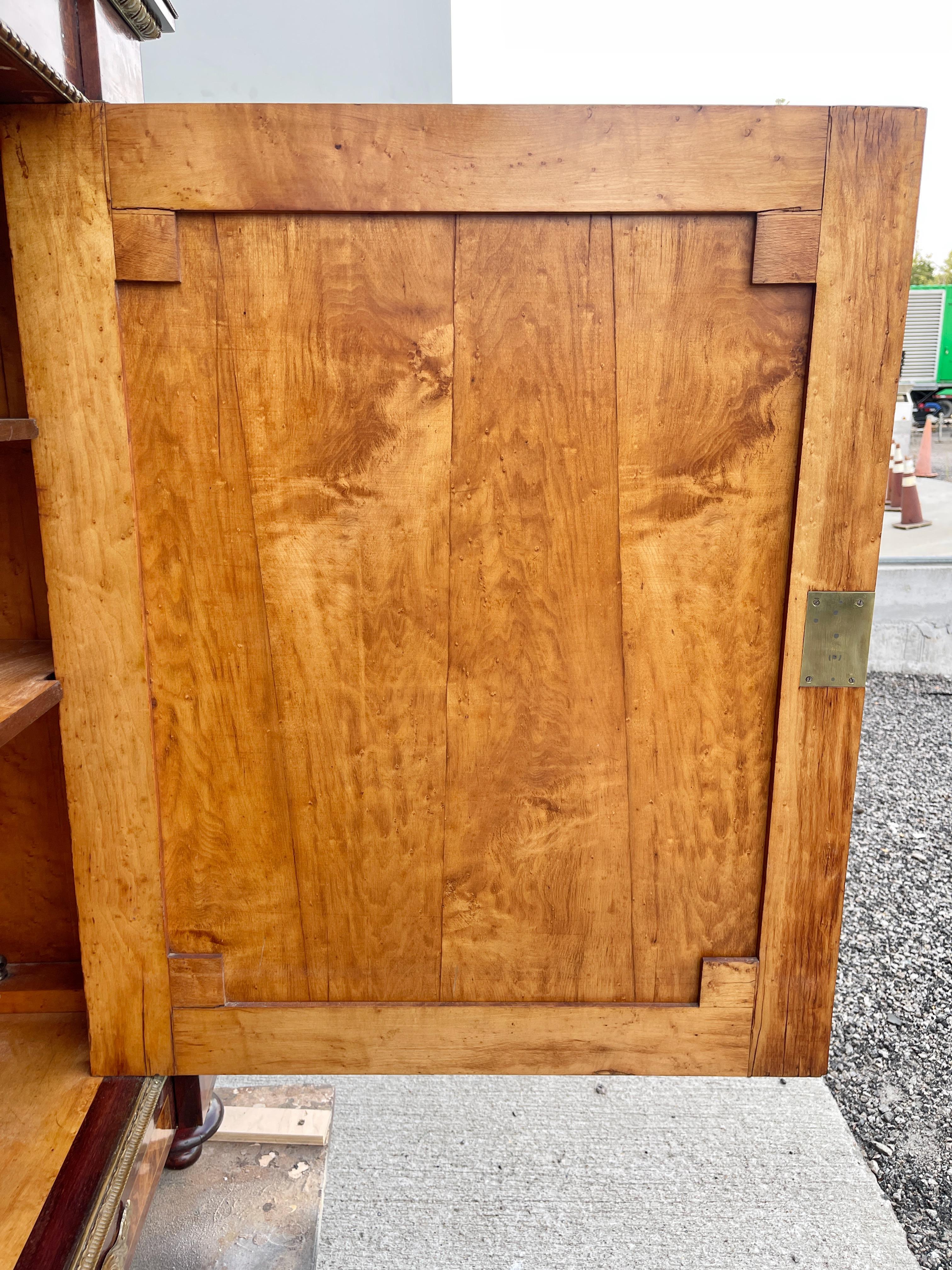 Buffet Napoléon III à plateau de marbre et marqueterie en vente 4