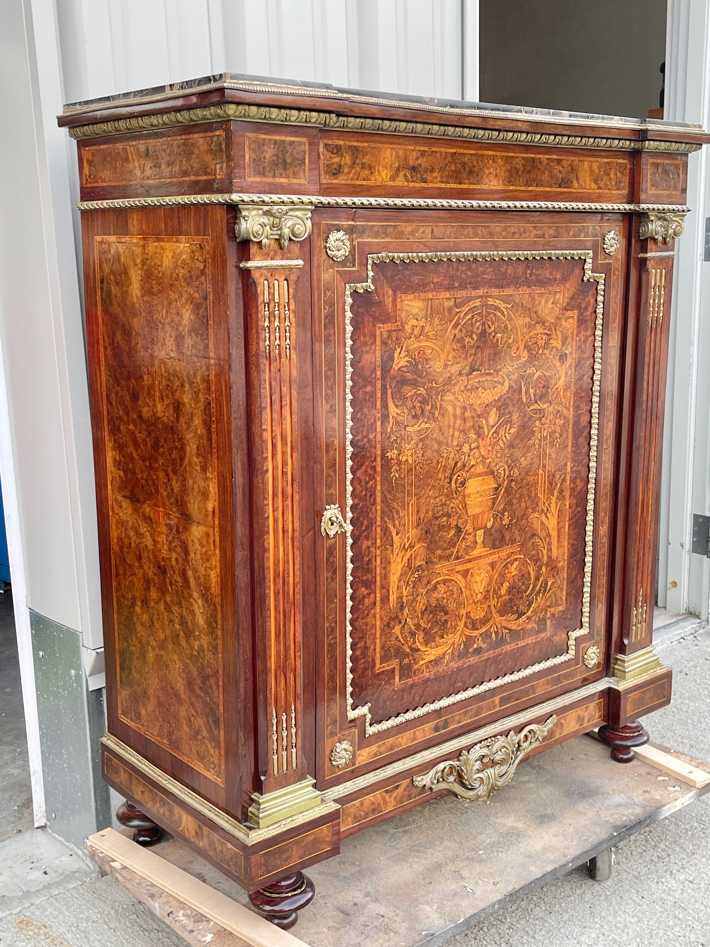 Français Buffet Napoléon III à plateau de marbre et marqueterie en vente