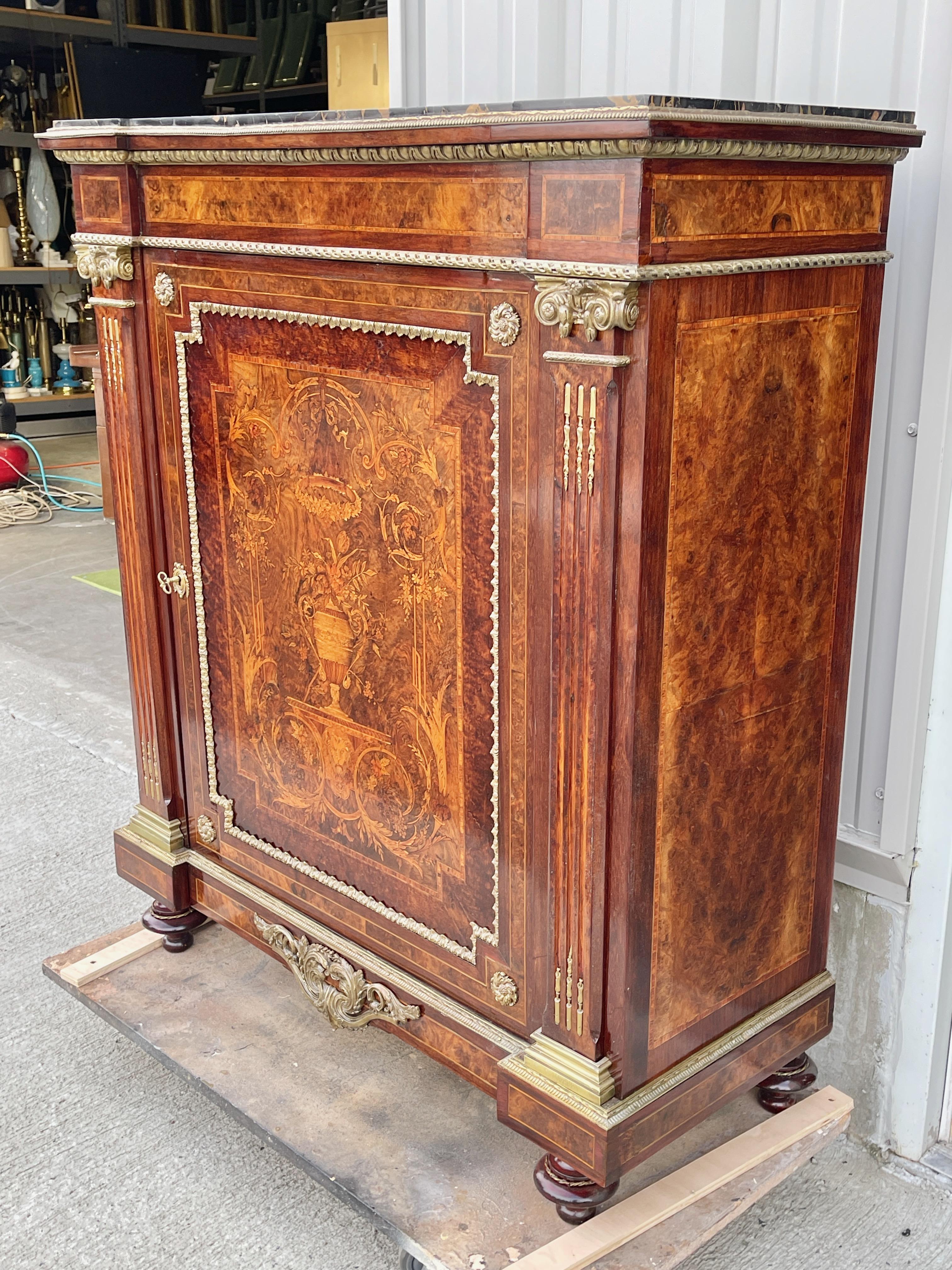 Doré Buffet Napoléon III à plateau de marbre et marqueterie en vente