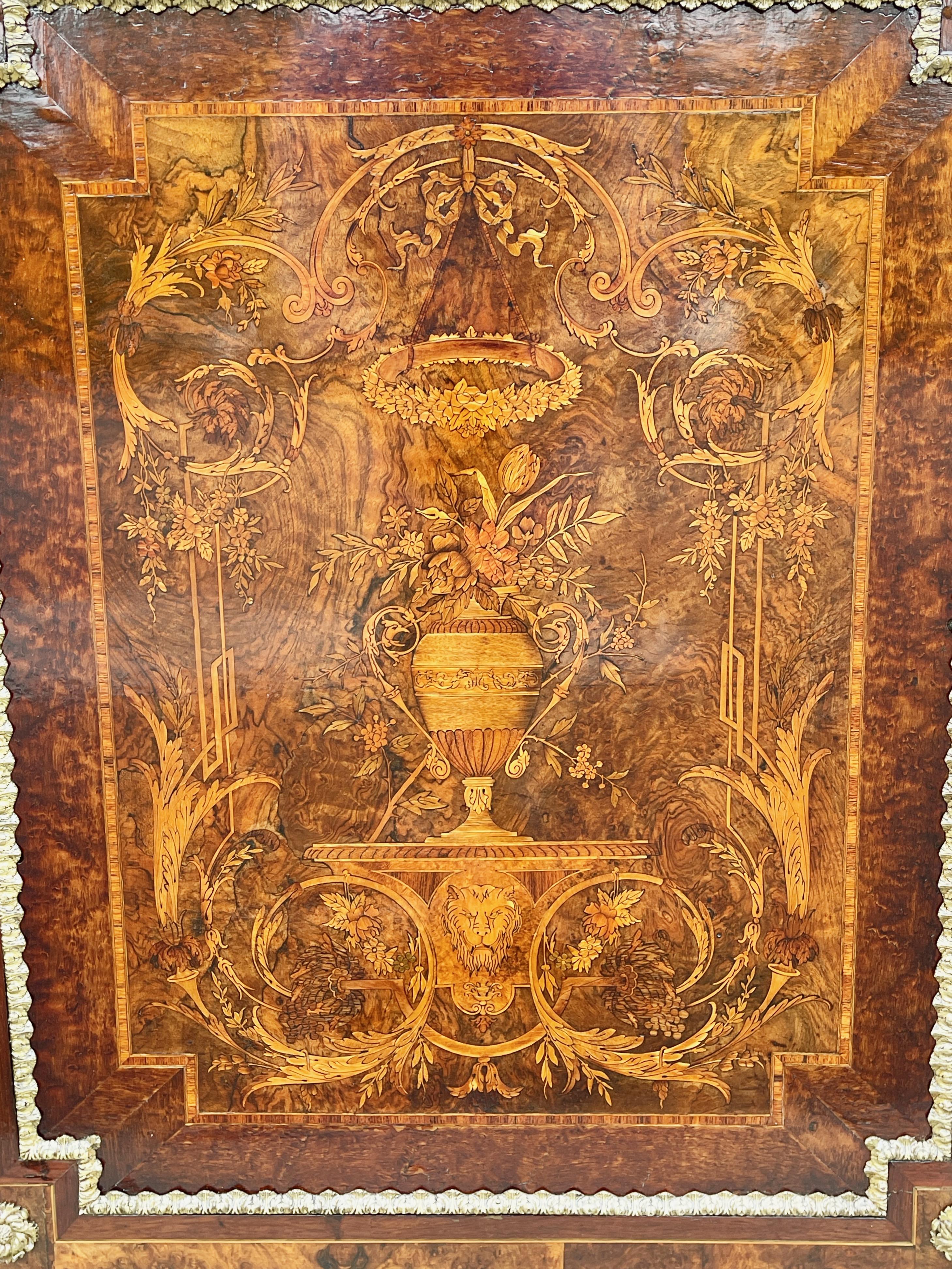 Buffet Napoléon III à plateau de marbre et marqueterie Bon état - En vente à Hanover, MA