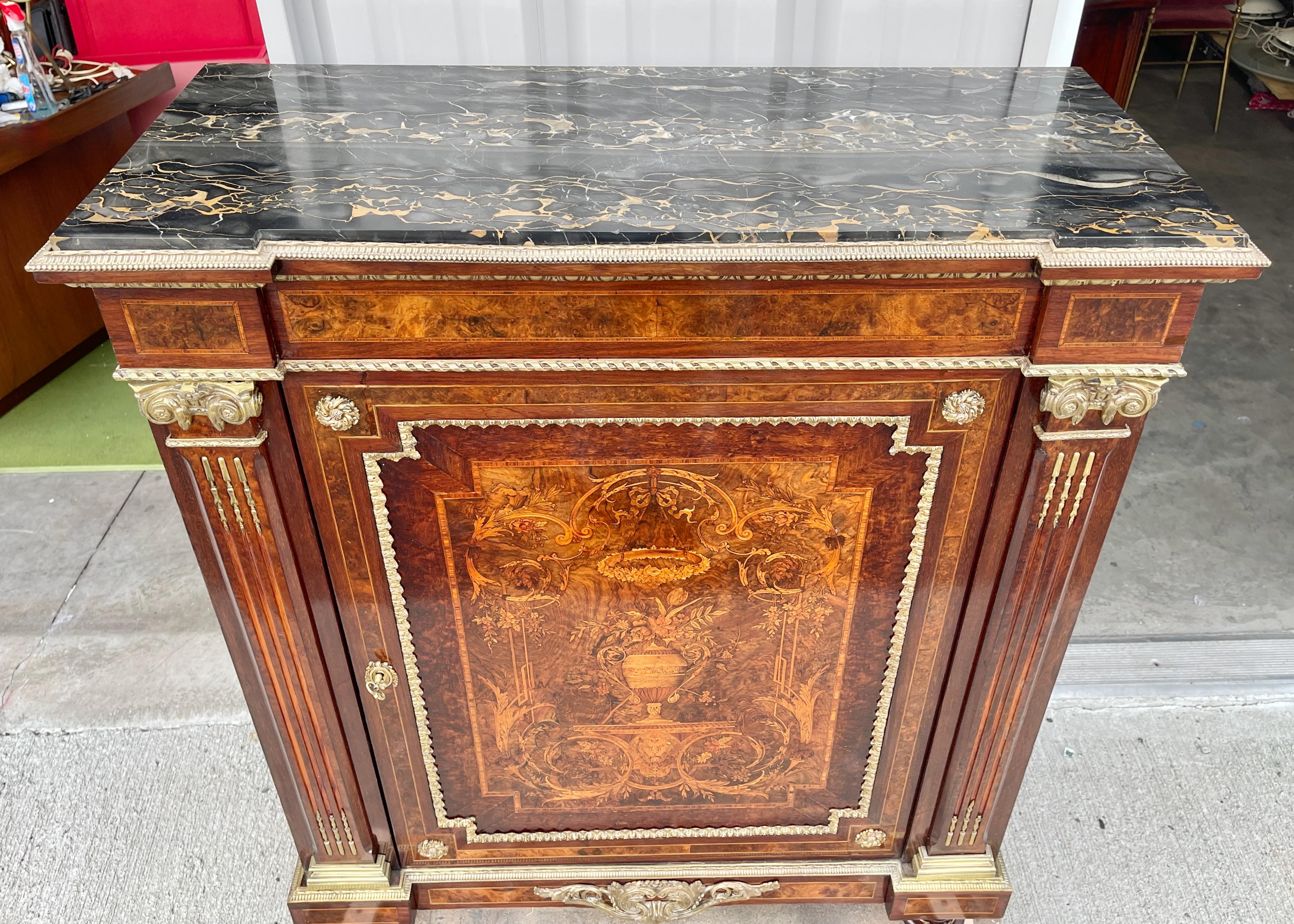 XIXe siècle Buffet Napoléon III à plateau de marbre et marqueterie en vente