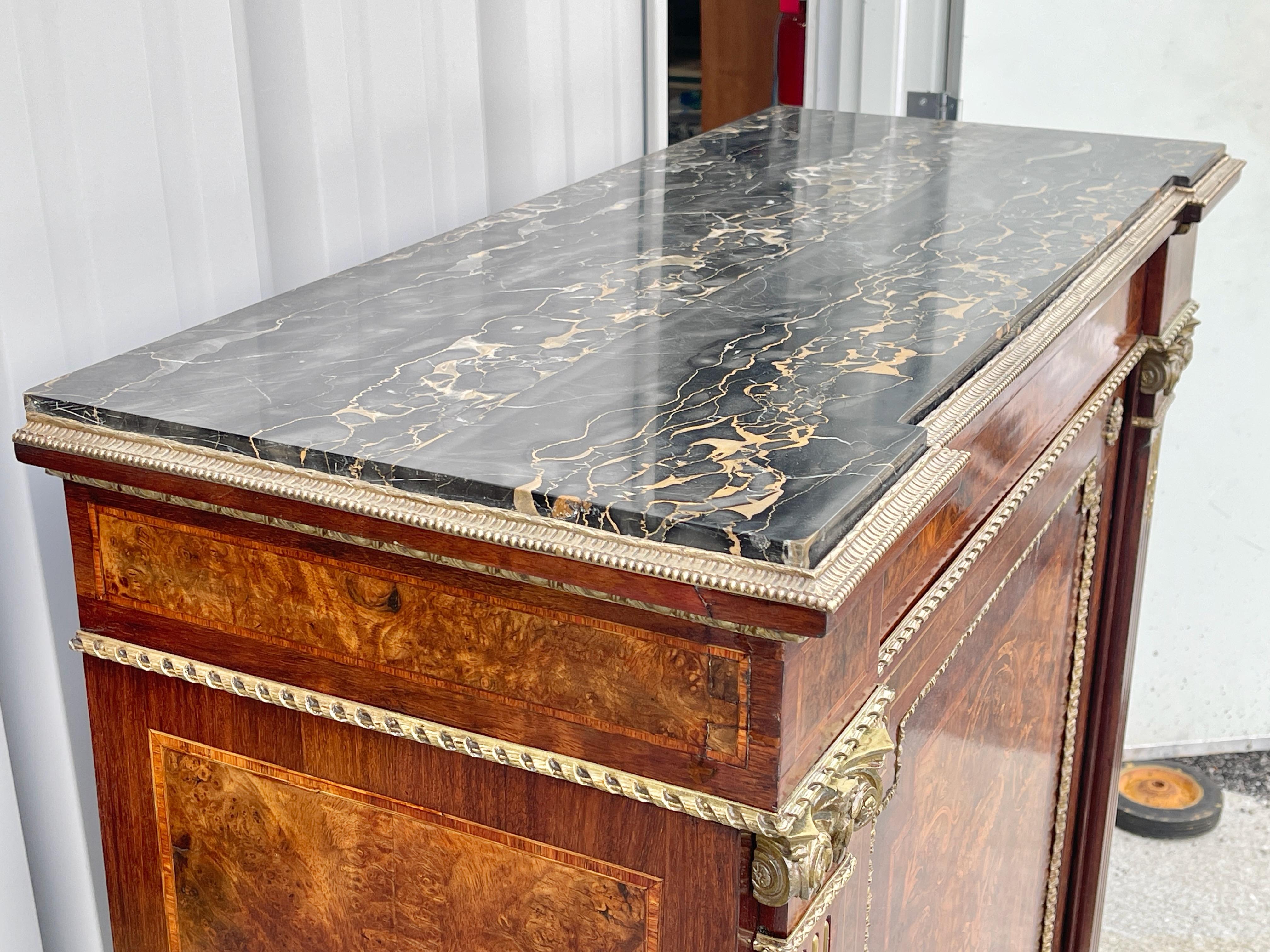 Laiton Buffet Napoléon III à plateau de marbre et marqueterie en vente