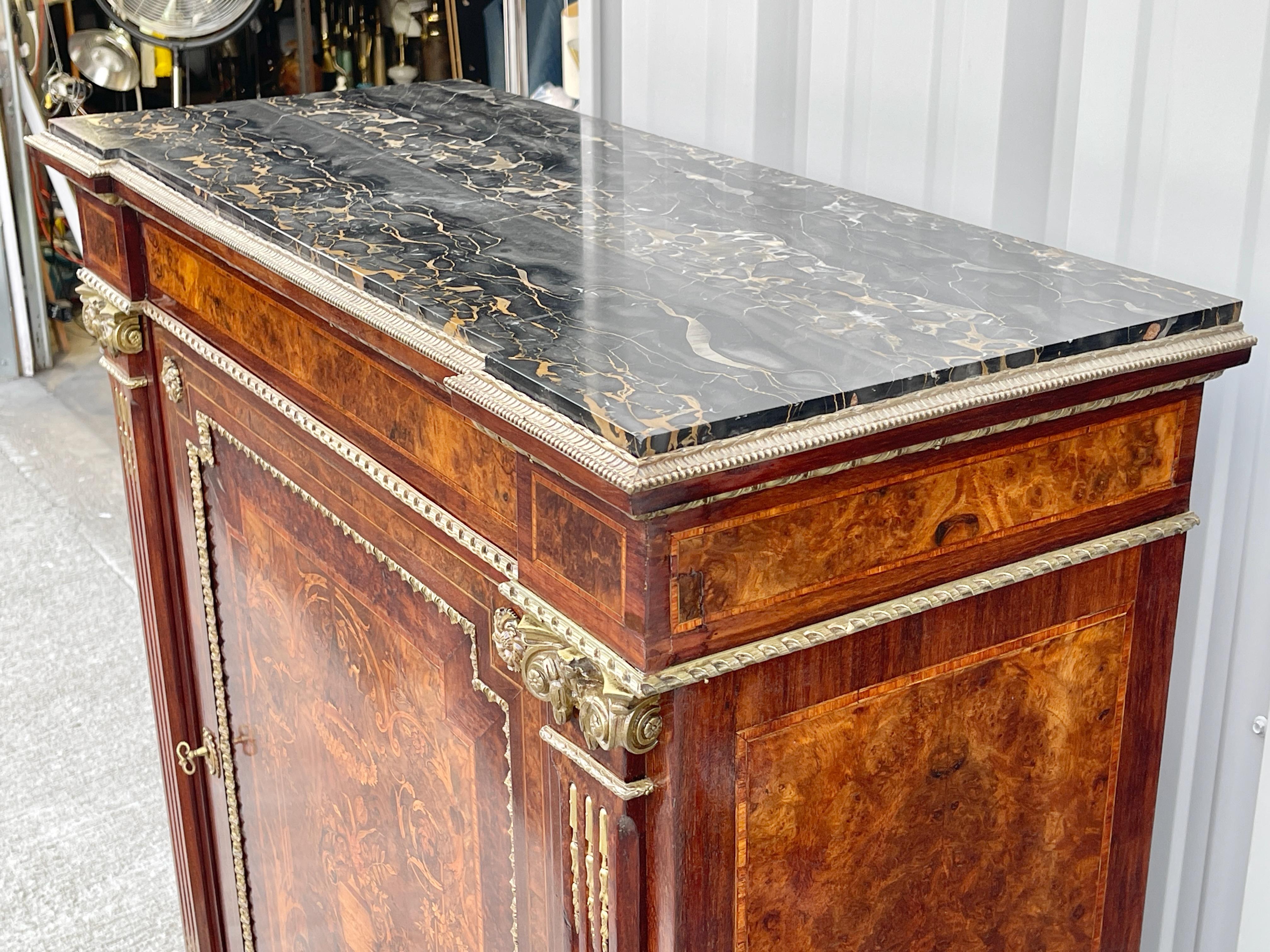 Buffet Napoléon III à plateau de marbre et marqueterie en vente 1