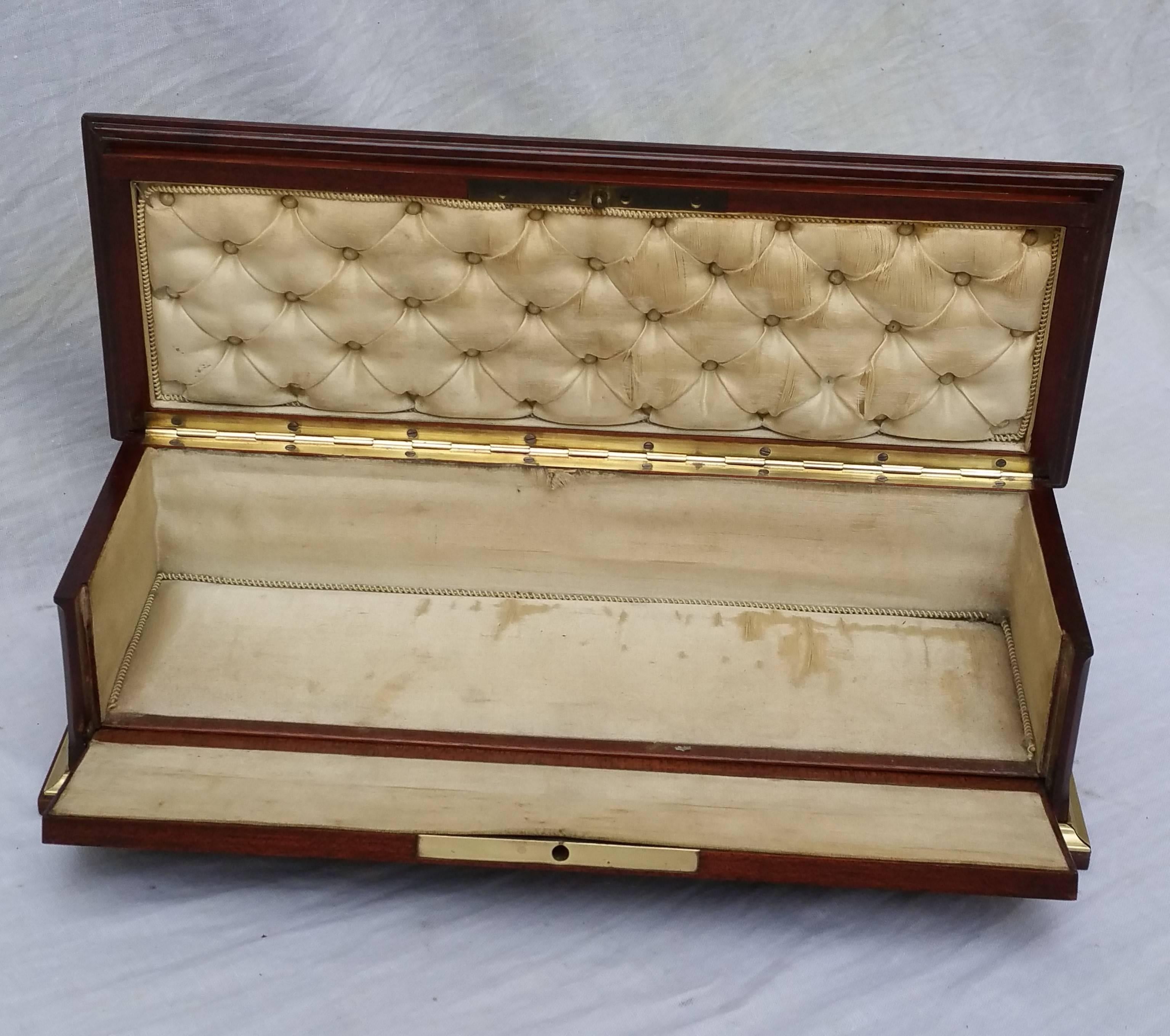 Napoleon III Marquetry Jewelry Decorative Gloves Box, France, 1870 In Good Condition In Paris, FR