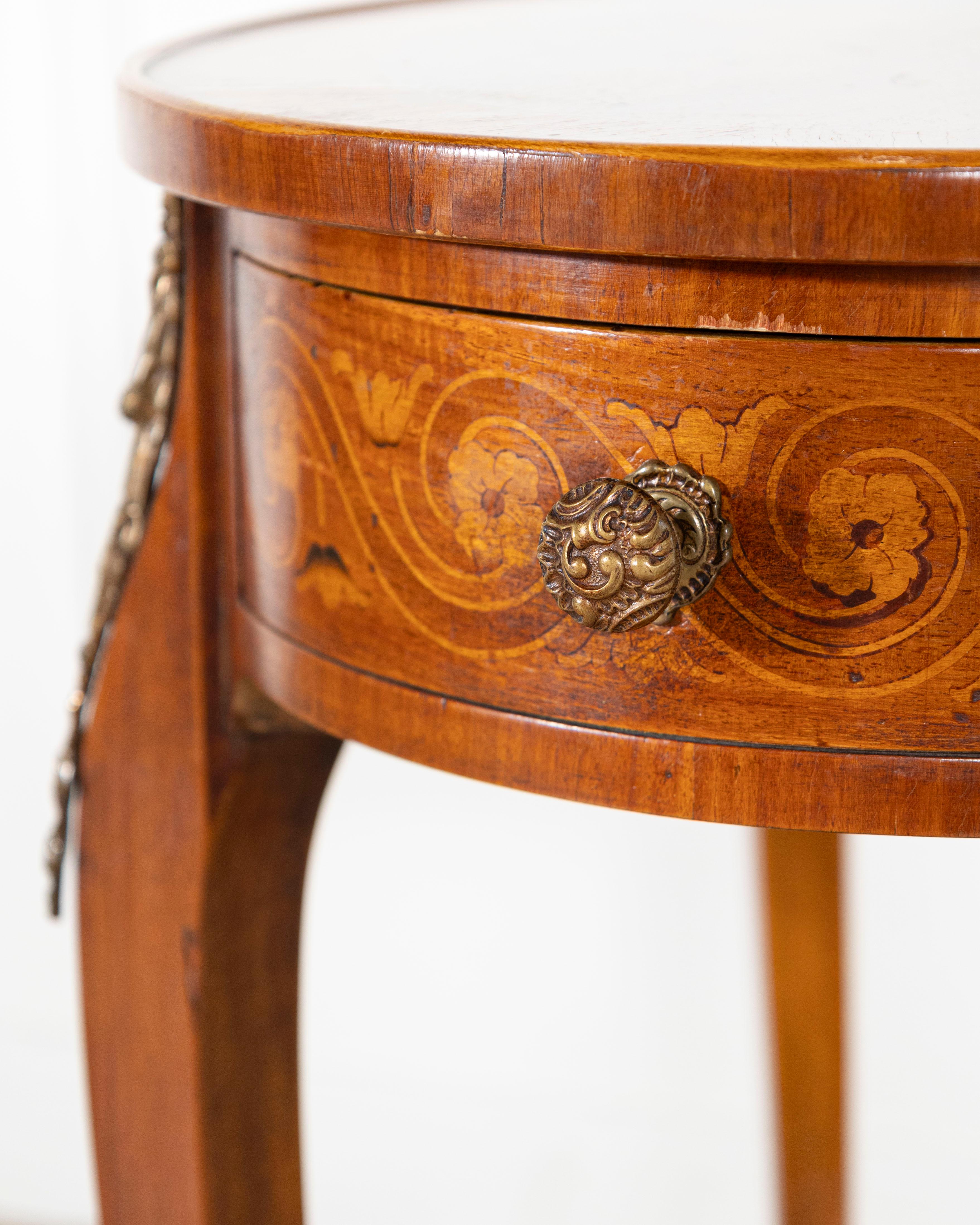 Table d'appoint en marqueterie Napoléon III avec incrustation florale, France, fin du XIXe siècle en vente 5