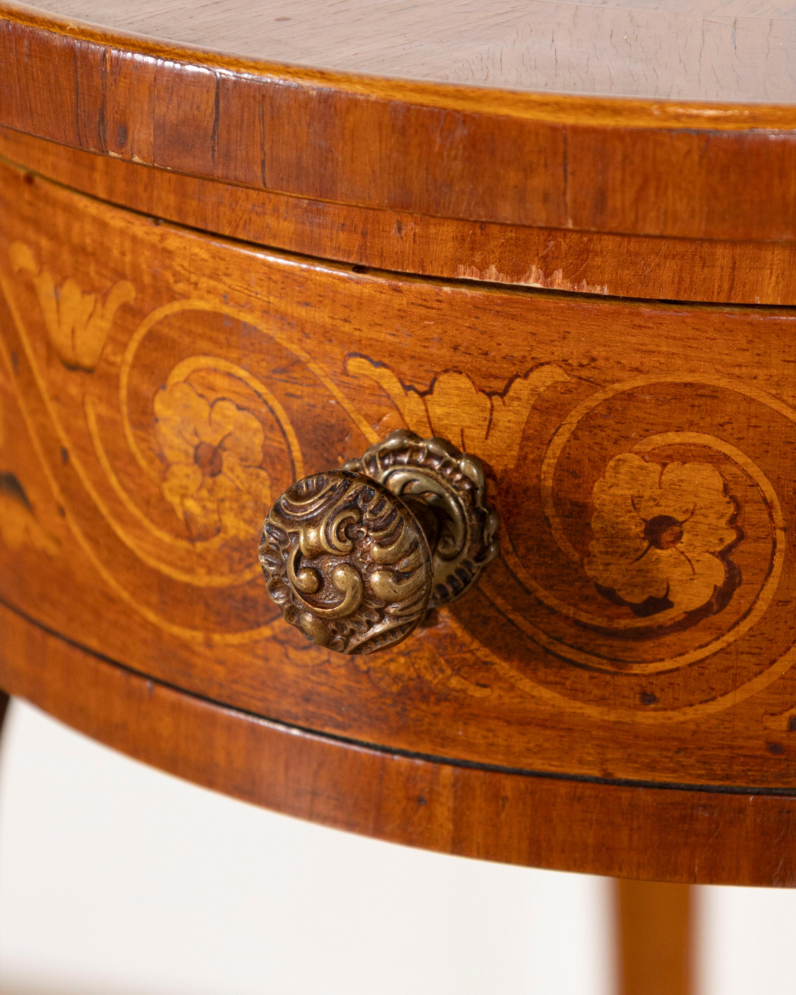 Table d'appoint en marqueterie Napoléon III avec incrustation florale, France, fin du XIXe siècle en vente 6
