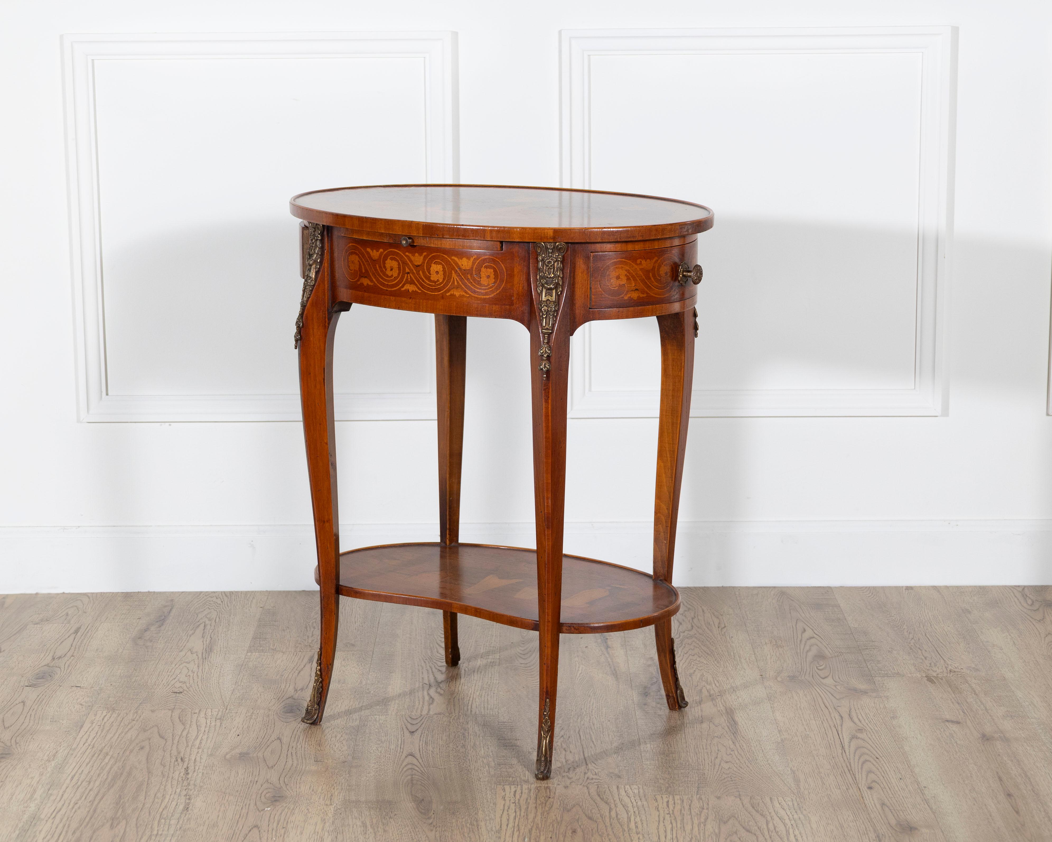 Marqueterie Table d'appoint en marqueterie Napoléon III avec incrustation florale, France, fin du XIXe siècle en vente