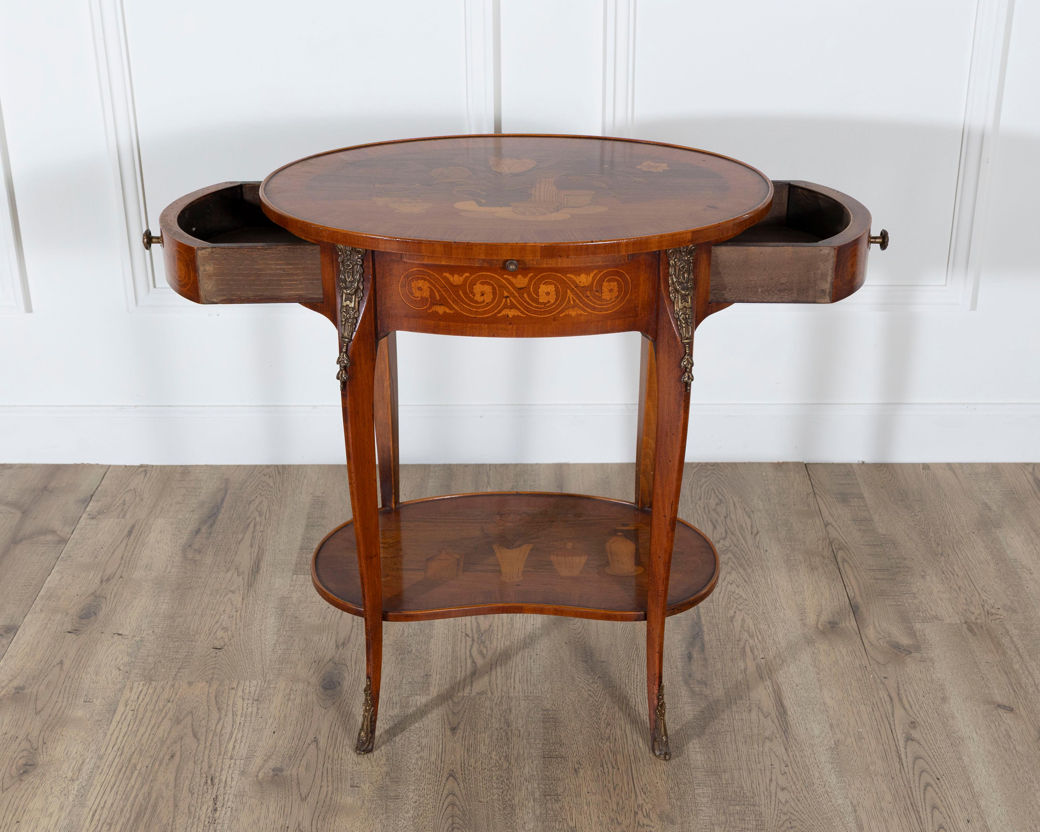 Table d'appoint en marqueterie Napoléon III avec incrustation florale, France, fin du XIXe siècle Bon état - En vente à Atlanta, GA