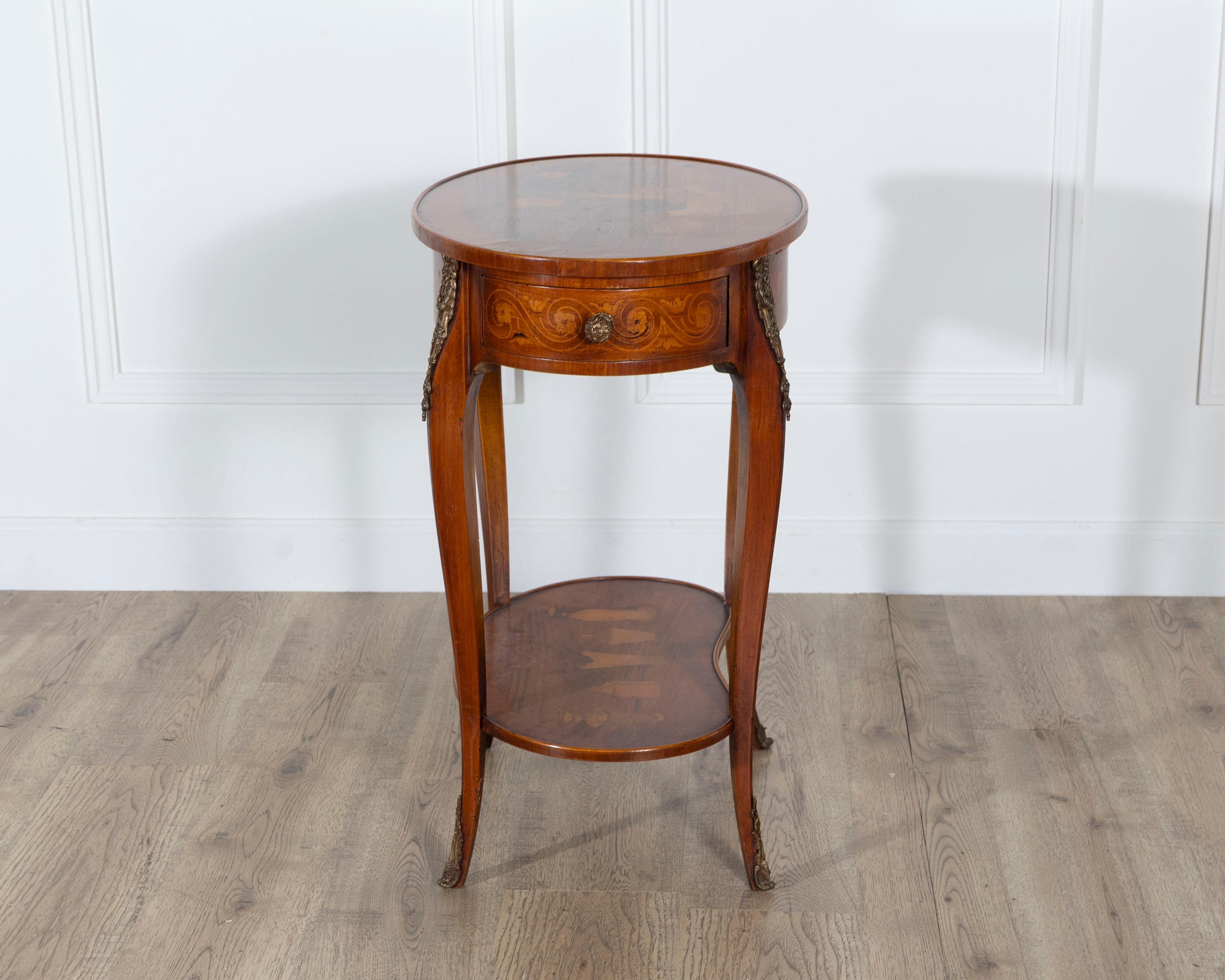 Bois Table d'appoint en marqueterie Napoléon III avec incrustation florale, France, fin du XIXe siècle en vente