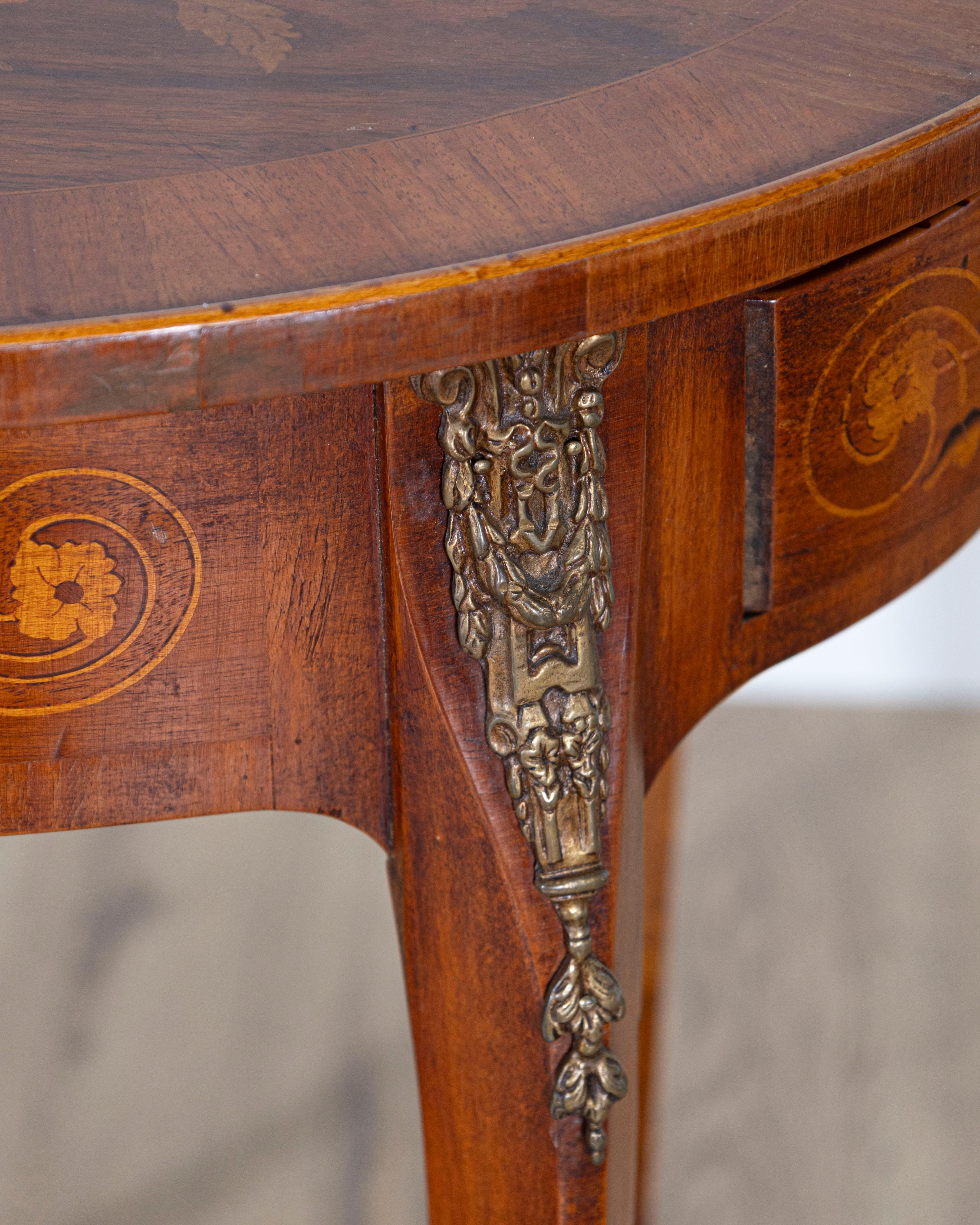 Table d'appoint en marqueterie Napoléon III avec incrustation florale, France, fin du XIXe siècle en vente 3