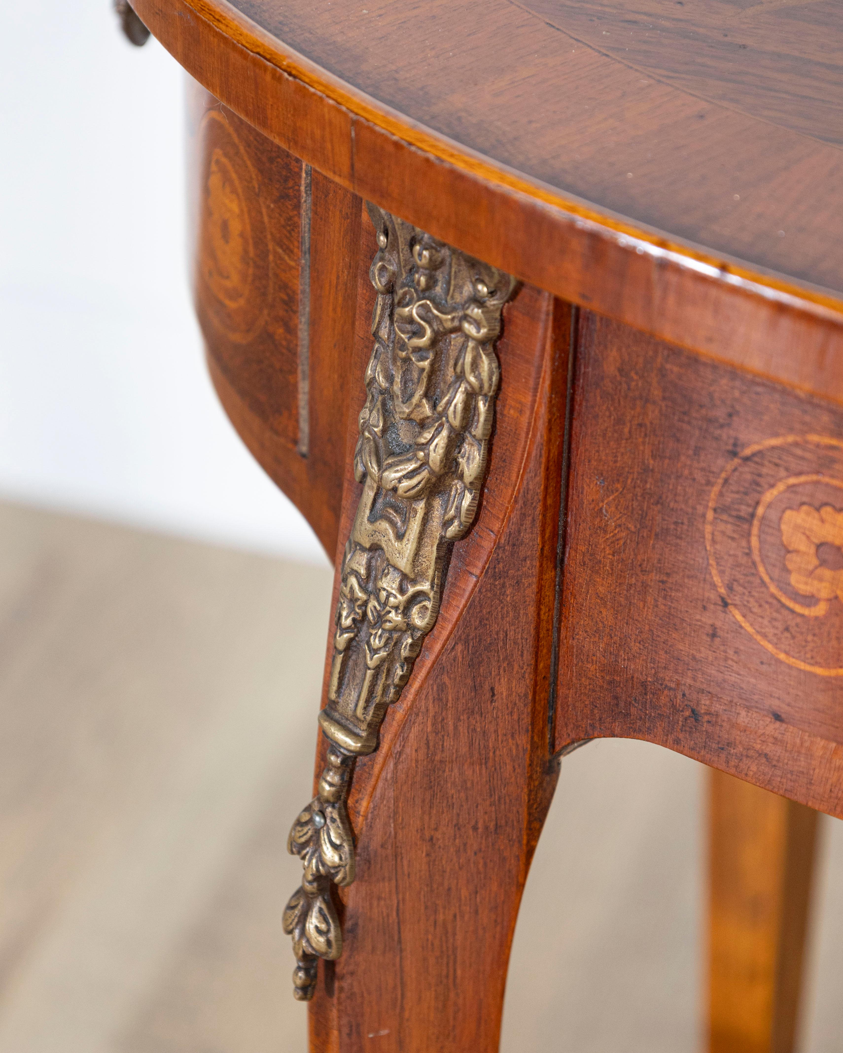 Table d'appoint en marqueterie Napoléon III avec incrustation florale, France, fin du XIXe siècle en vente 4