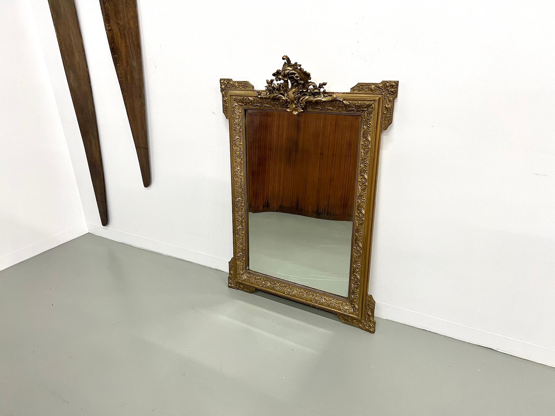 MAISON LECAN präsentiert diesen Quecksilberspiegel von Napoleon III (um 1860-1880), der aus vergoldetem Holz und Stuck gefertigt ist und von einer kunstvollen Krone gekrönt wird.

Es ist im Stil des Rokoko-Revivals gehalten und weist eine reiche
