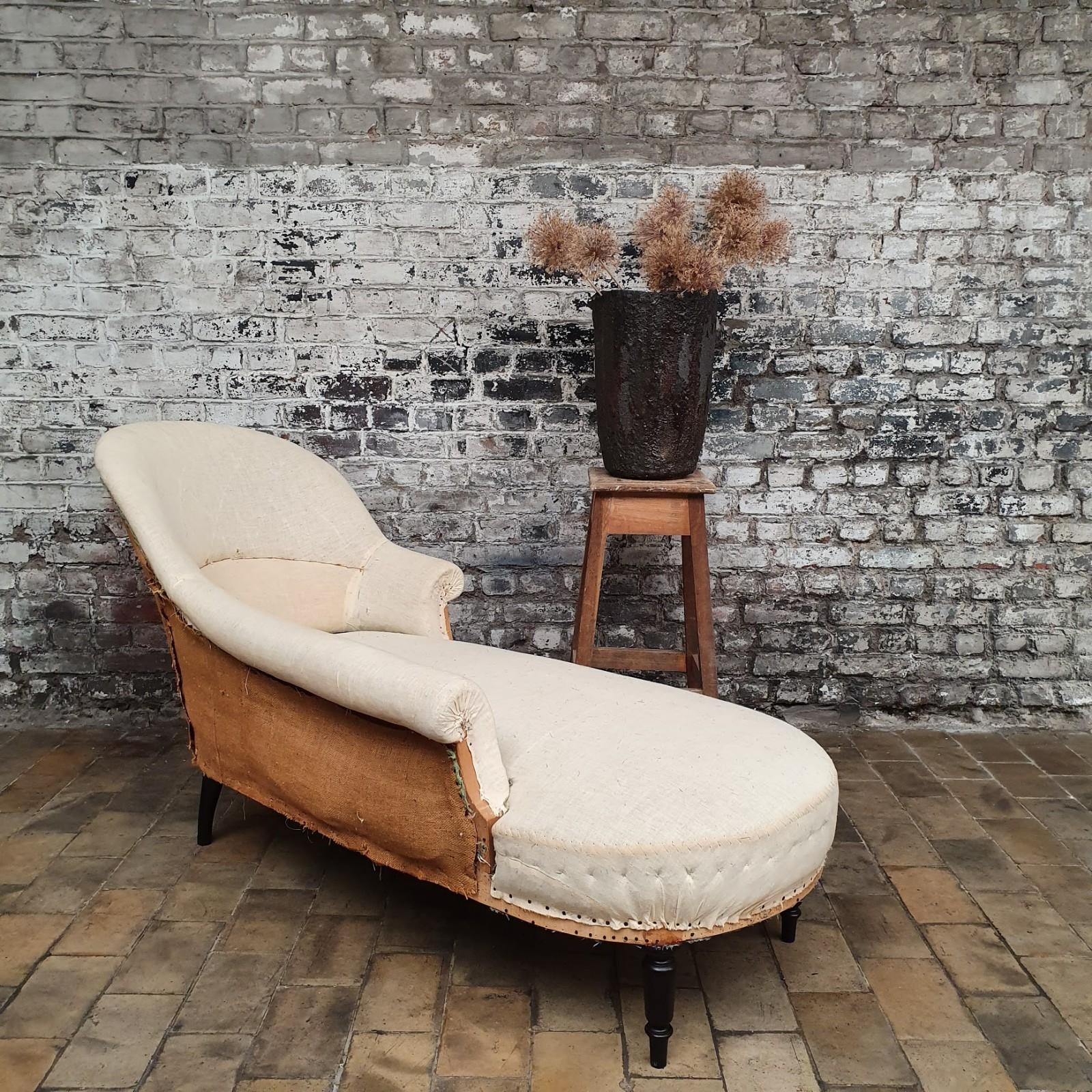 French Napoléon III lounge chair 1880.
Good original conditions.
To be re-upholstered with the fabric of your choice.
  