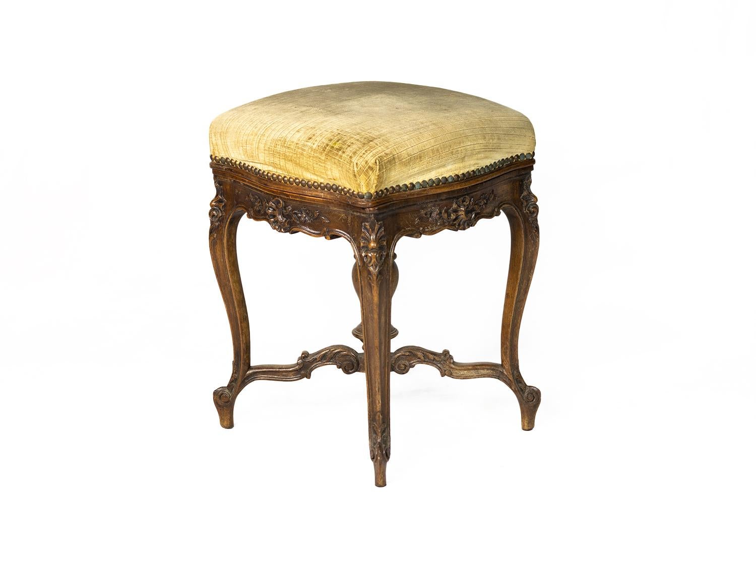 Sgabello per pianoforte Napoleone III del XIX secolo, realizzato in legno massiccio e rivestito in velluto color senape. Un raro gioiello decorativo.

Questo sgabello per pianoforte a tripode incarna l'eleganza e la maestria del periodo di Napoleone