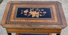 Napoleon III Beistelltisch im Louis XV Stil - Florale Intarsien und vergoldetes Messing